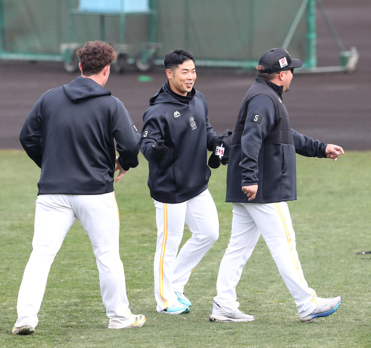 山川にあいさつする近藤、左はリチャード（撮影・梅根麻紀）