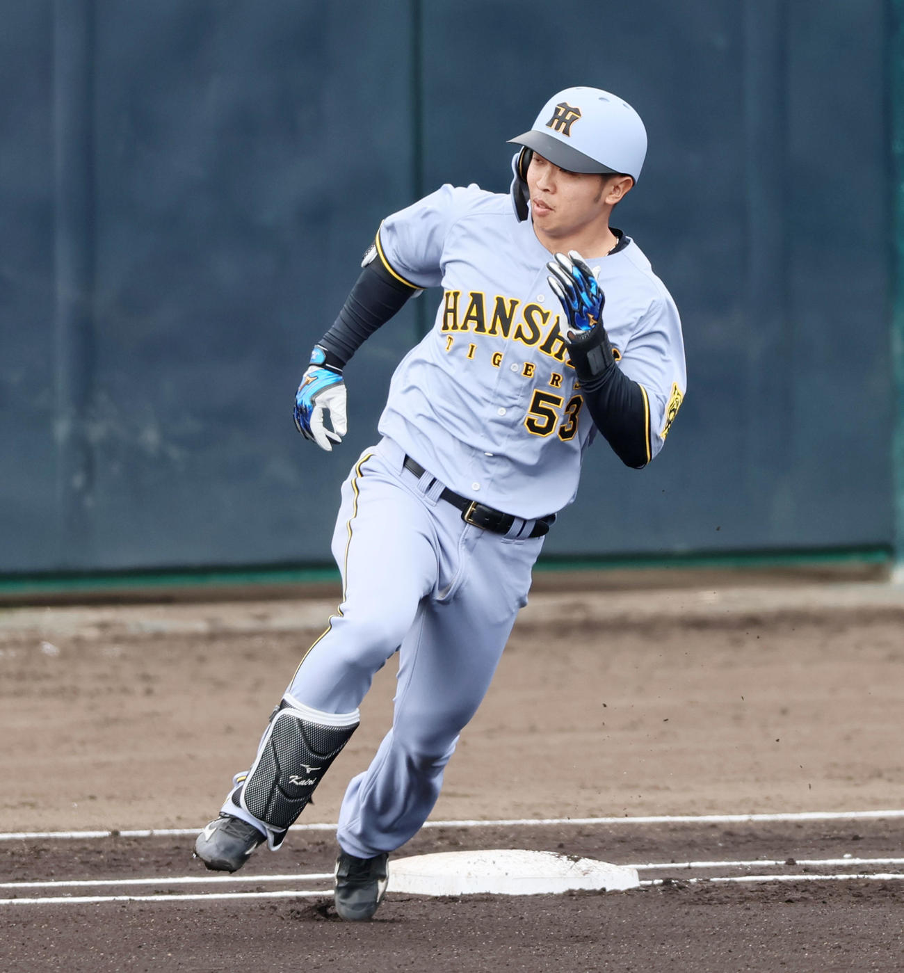 キャンプ第2クール4日目　紅白戦　1回表紅組無死、島田海吏は右翼線に二塁打を放つ＝2025年2月9日＝バイトするならエントリー宜野座スタジアム