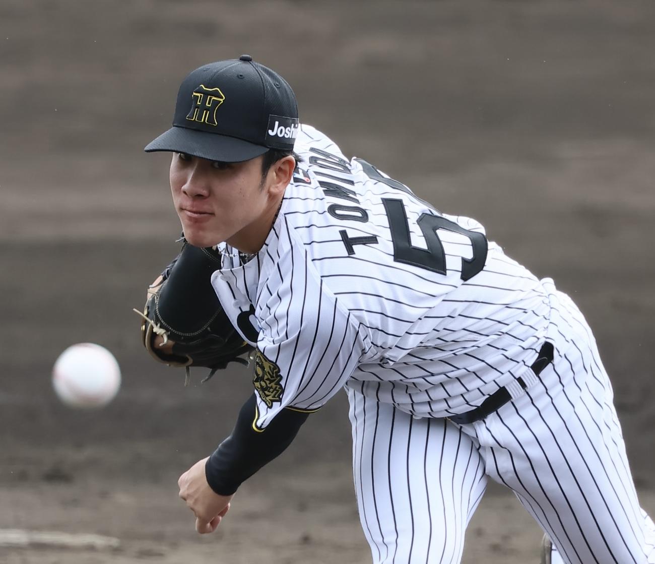 練習試合　阪神対楽天　3回、2番手で登板した阪神富田（撮影・藤尾明華）