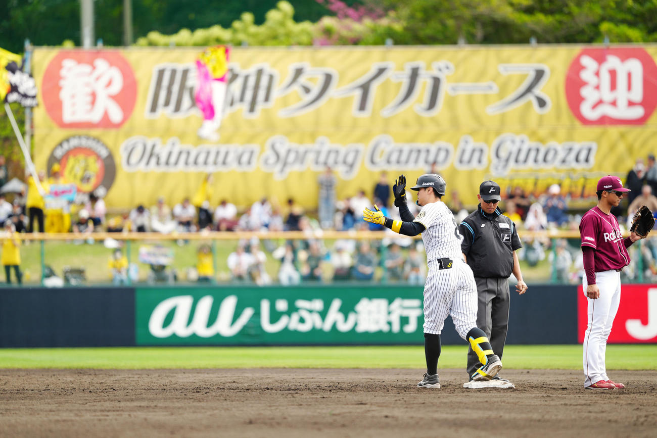 阪神対楽天　3回裏阪神無死、二塁打を放った佐藤輝（左）。右は遊撃手宗山（撮影・江口和貴）