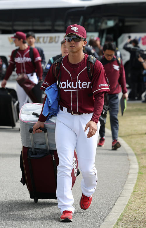 阪神対楽天　球場に到着した宗山ら楽天の選手たち（撮影・前田充）