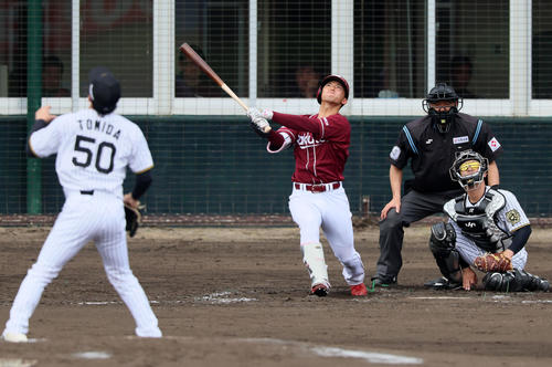 阪神対楽天　3回表楽天1死、宗山は二飛を打ち上げる。投手富田（撮影・加藤哉）