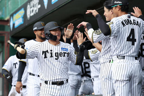 阪神対楽天　5回裏阪神2死一、二塁、右越え3点本塁打を放ち、ナインに迎えられる前川（左）（撮影・前田充）