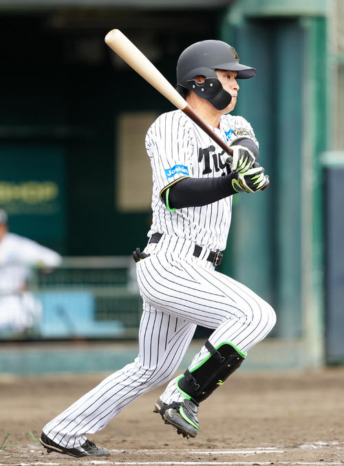 阪神対楽天　6回裏阪神1死一、二塁、適時打を放つ代打高寺（撮影・江口和貴）