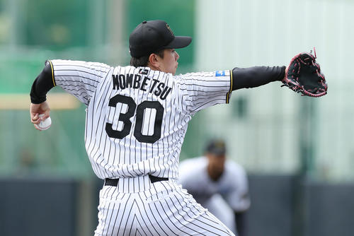 阪神対楽天　力投する阪神先発の門別（撮影・前田充）
