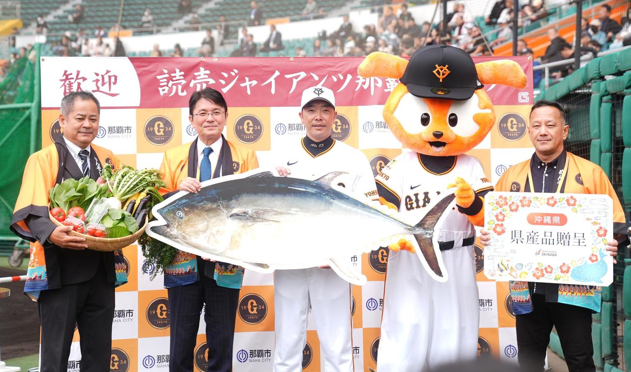 贈呈品を受ける巨人阿部監督（中央）（撮影・垰建太）