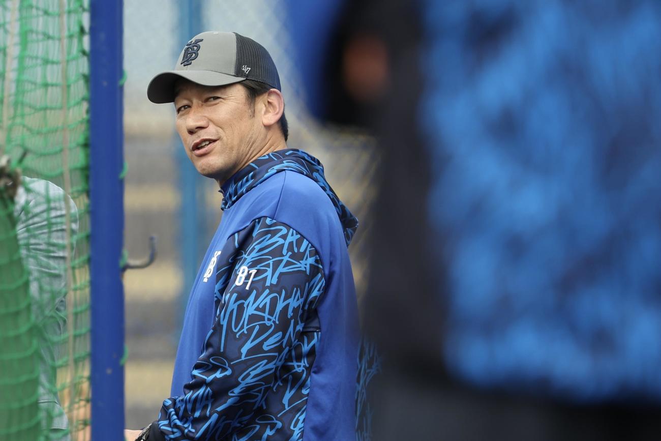練習を見守るDeNA三浦監督（撮影・河田真司）