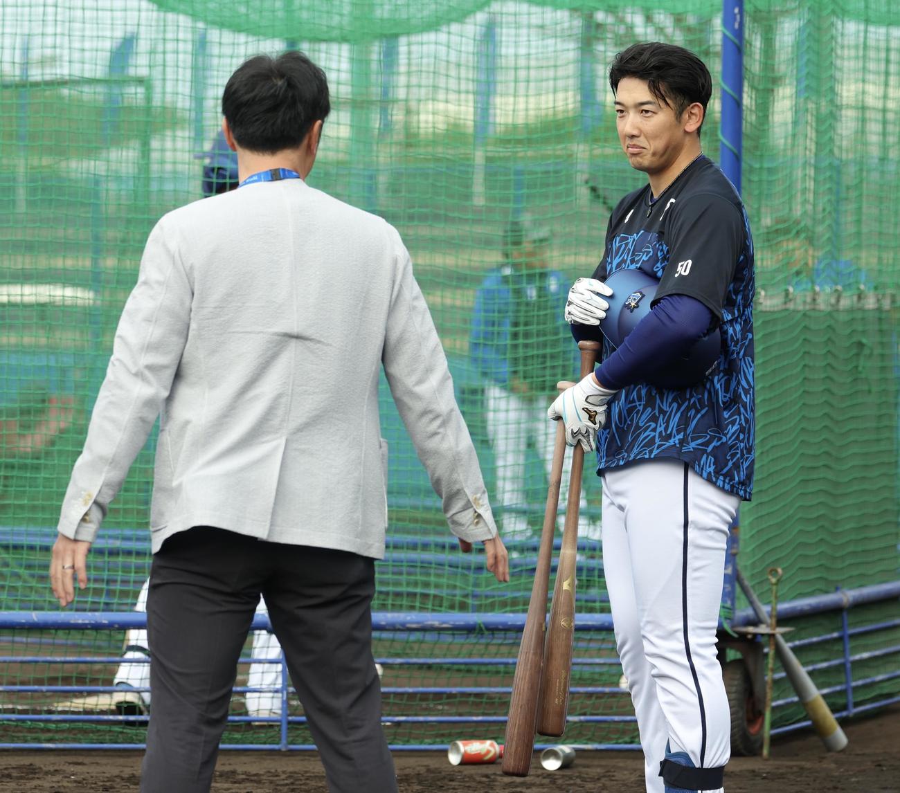 言葉を交わす宮本氏（左）とDeNA山本（撮影・河田真司）