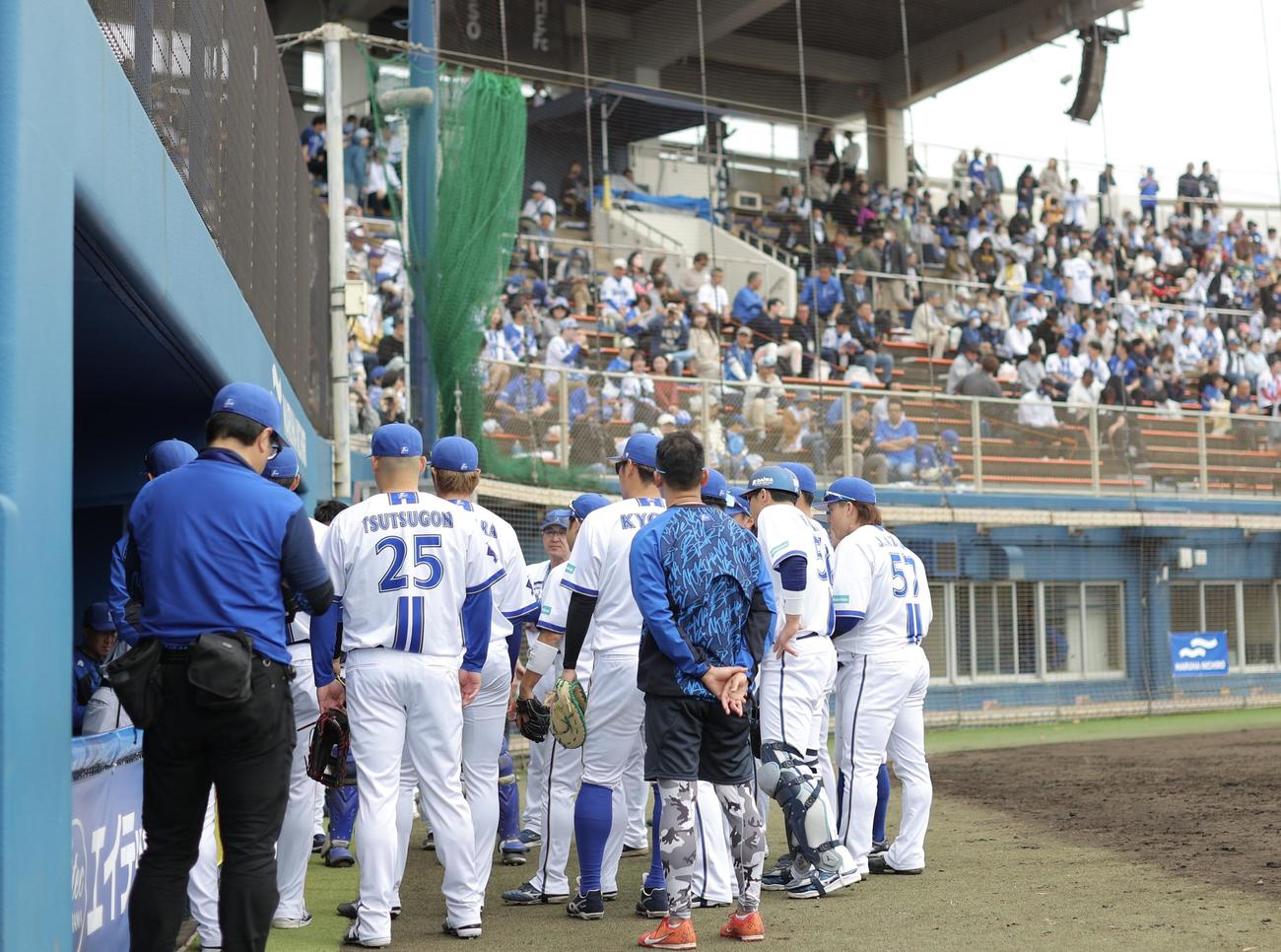 DeNA対中日　試合前円陣を組むDeNAナイン（撮影・河田真司）