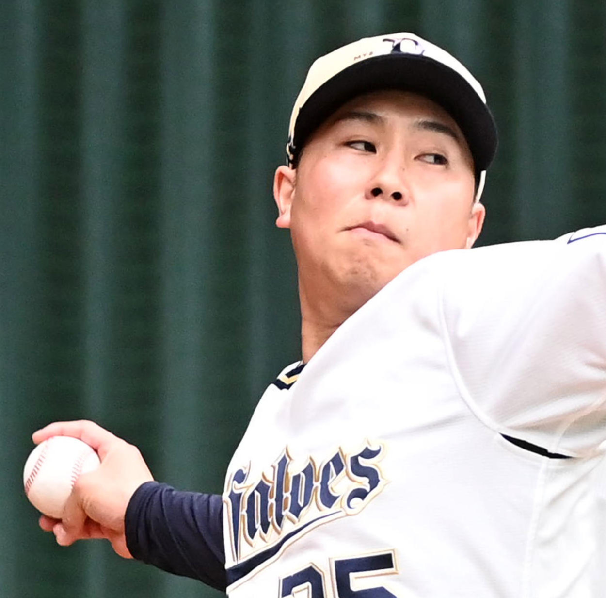 2日、ブルペンで投球練習を行うオリックス古田島成龍