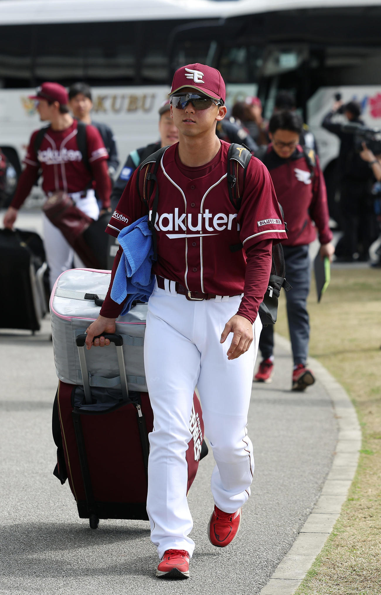 阪神対楽天　球場に到着した宗山ら楽天の選手たち（撮影・前田充）