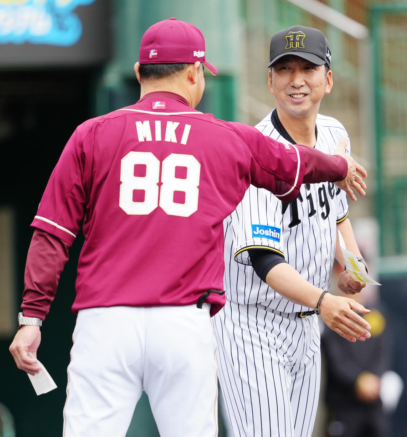 阪神対楽天　試合前、メンバーの確認を行う阪神藤川監督（撮影・江口和貴）