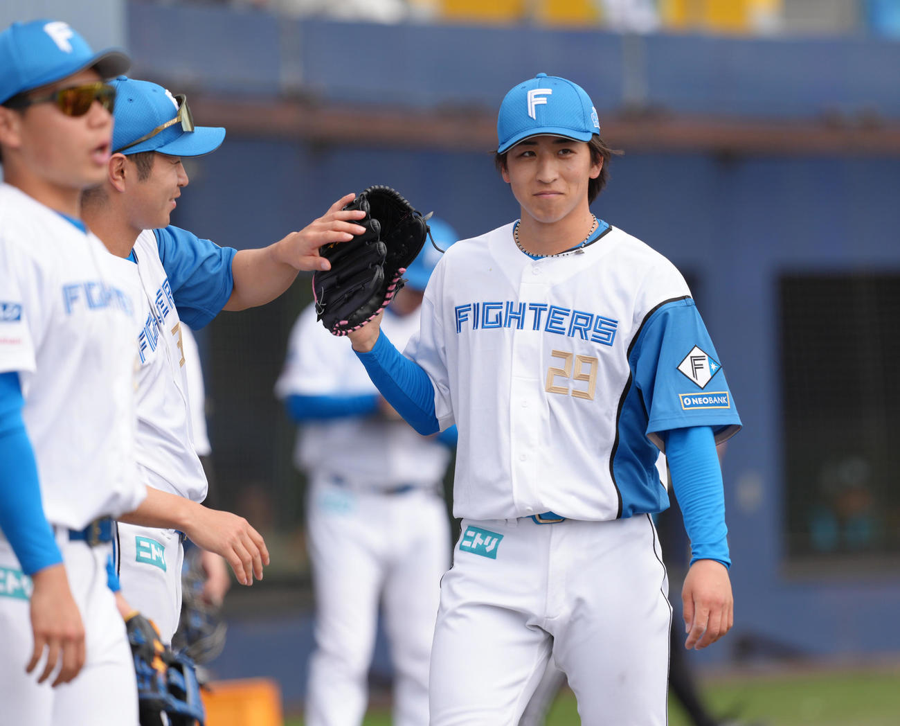 日本ハム紅白戦　紅組対白組　1回を3者凡退に抑え笑顔でタッチを交わす白組先発の細野（撮影・足立雅史）
