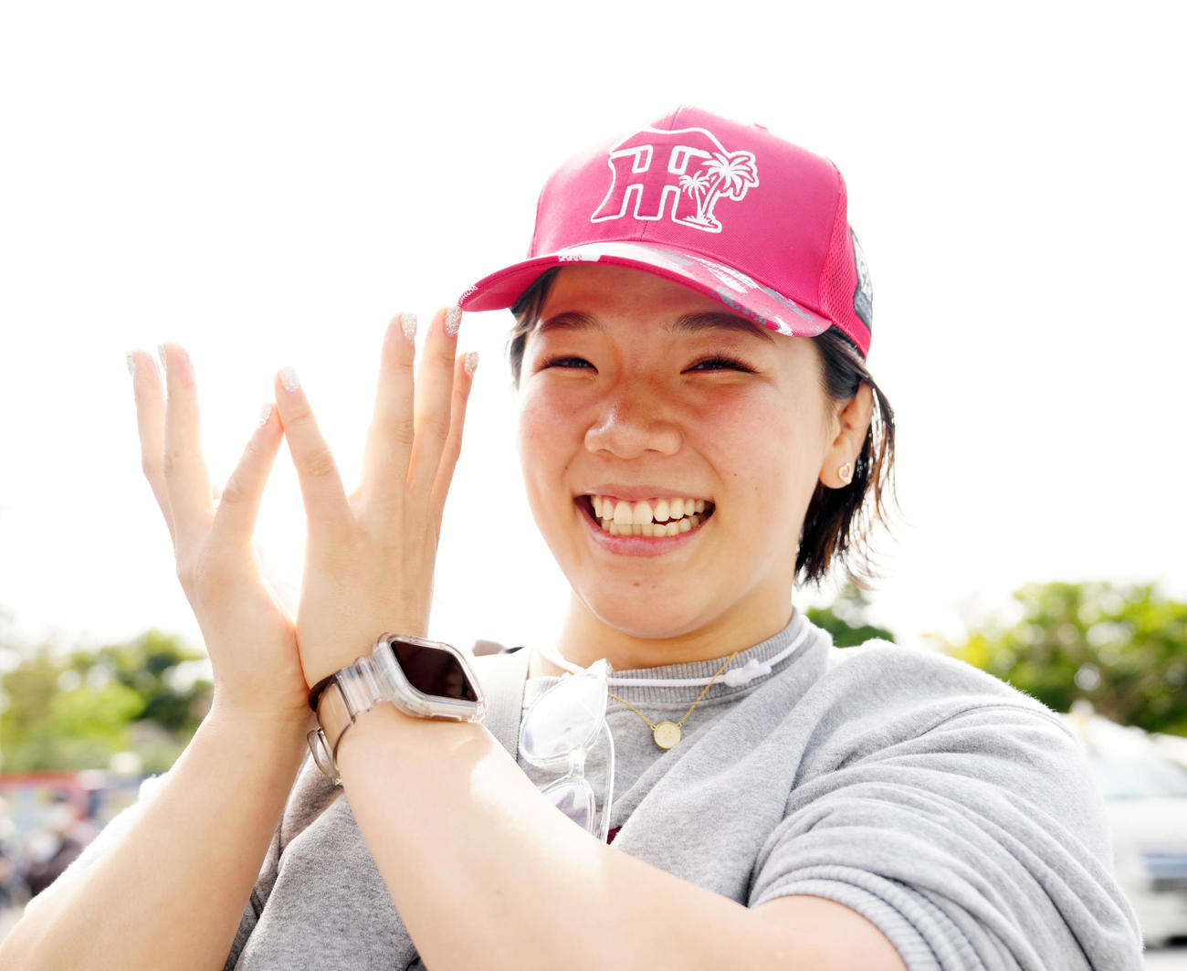 阪神キャンプに訪れ、ひまわりポーズを見せるレスリングの鏡（撮影・江口和貴）