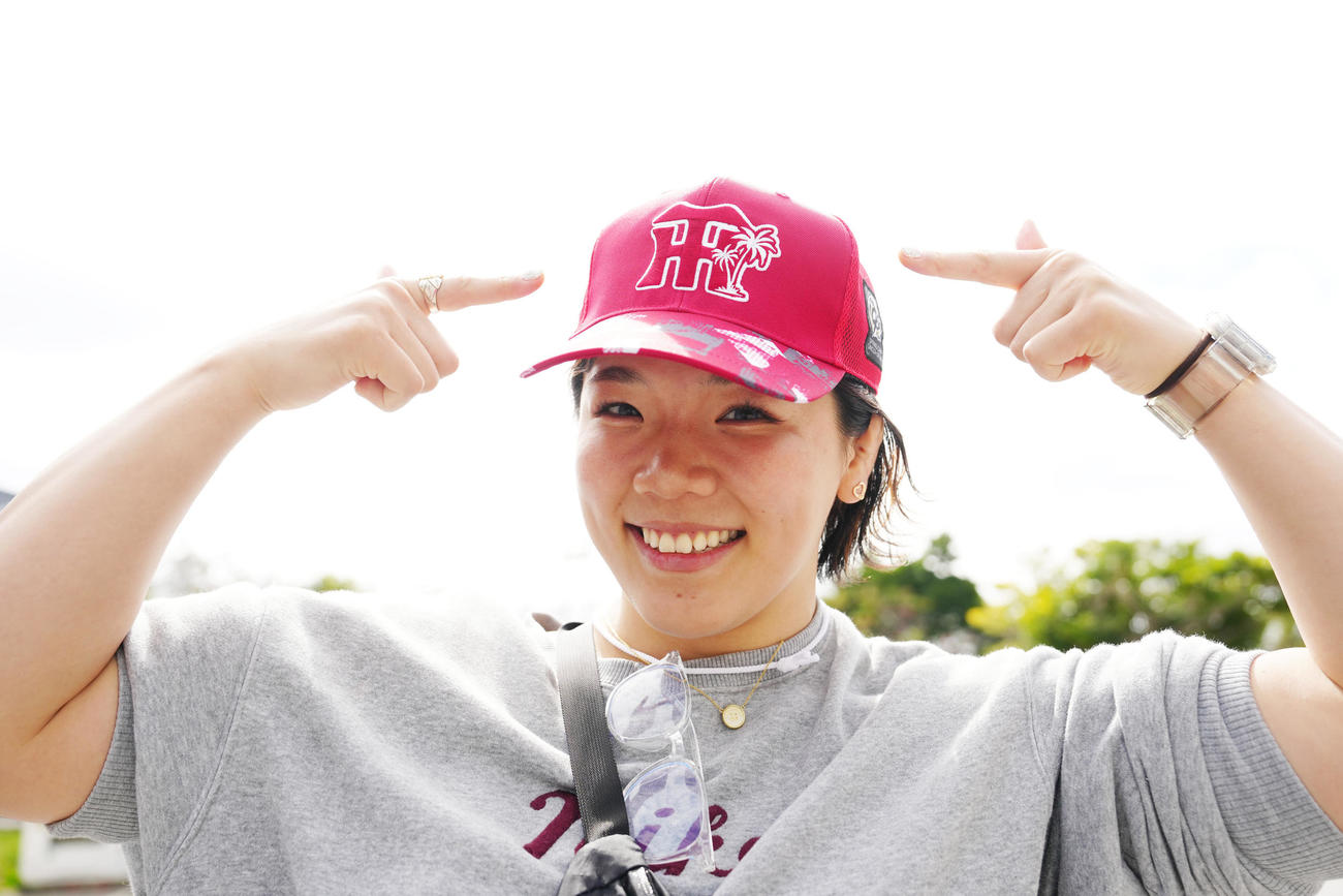 阪神キャンプに訪れ、笑顔を見せるレスリングの鏡（撮影・江口和貴）