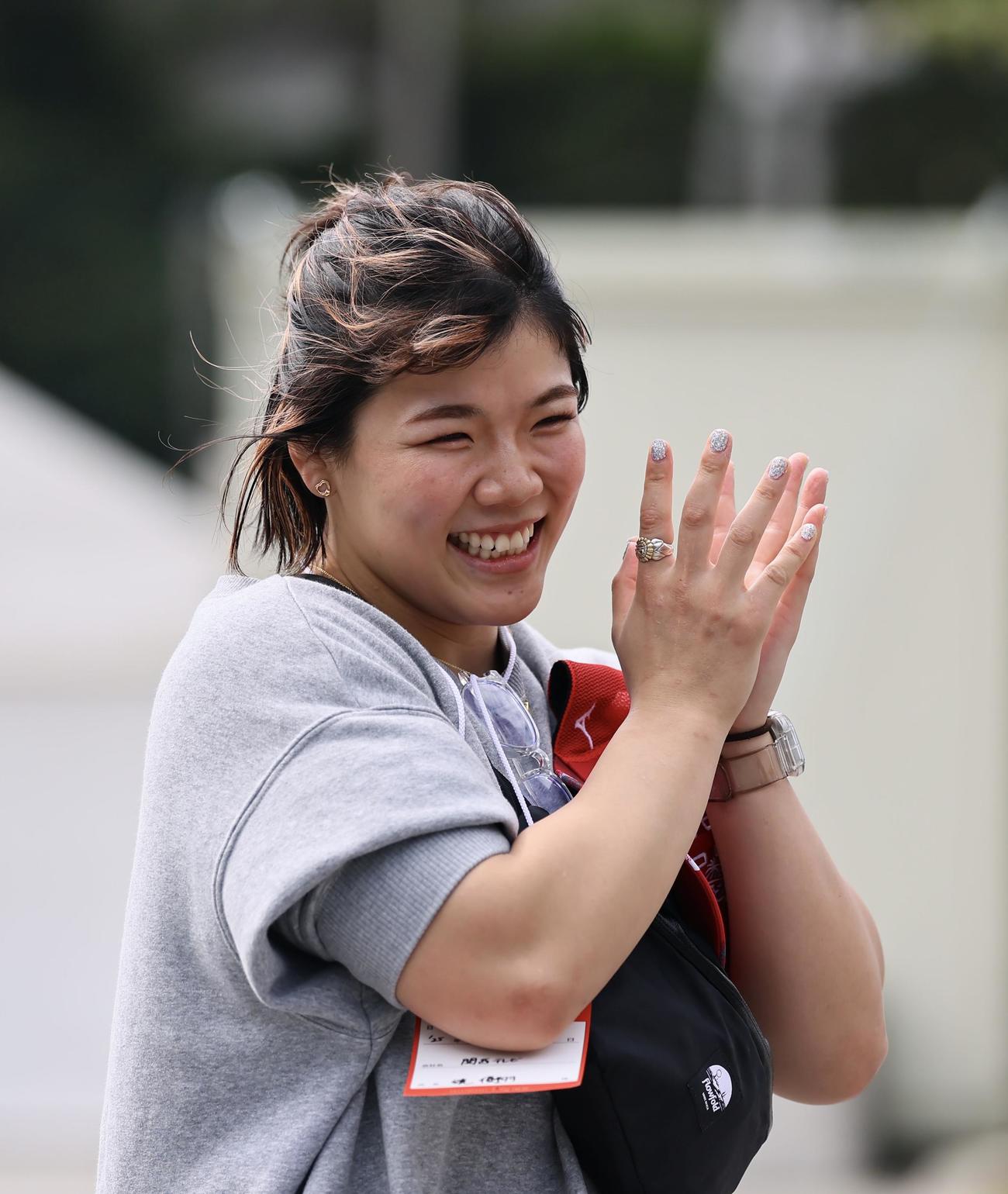 阪神のキャンプ地を訪れた女子レスリングの鏡優翔（撮影・藤尾明華）