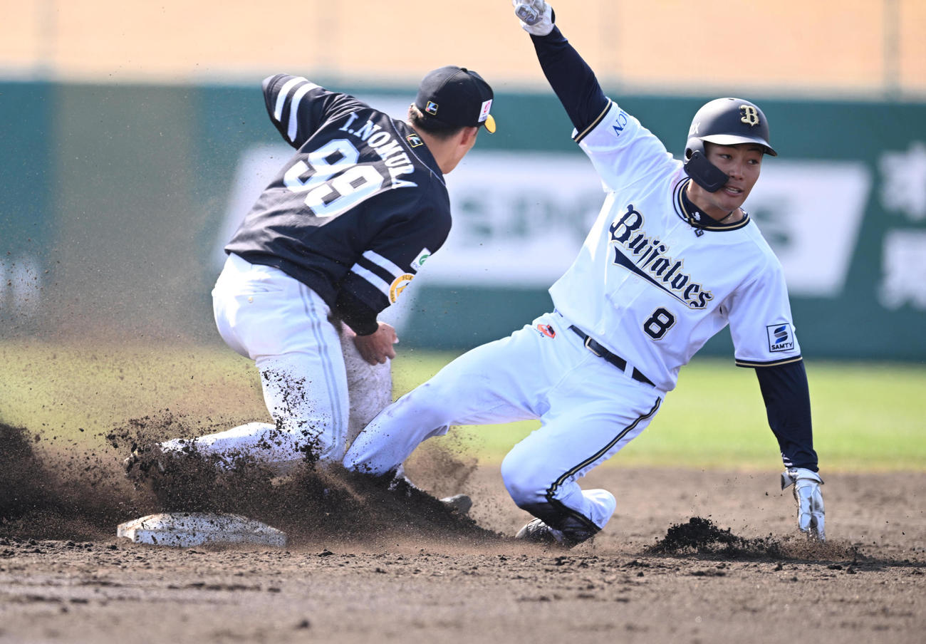3回裏オリックス無死一塁、大里の二ゴロで二塁に滑り込む麦谷（撮影・和賀正仁）