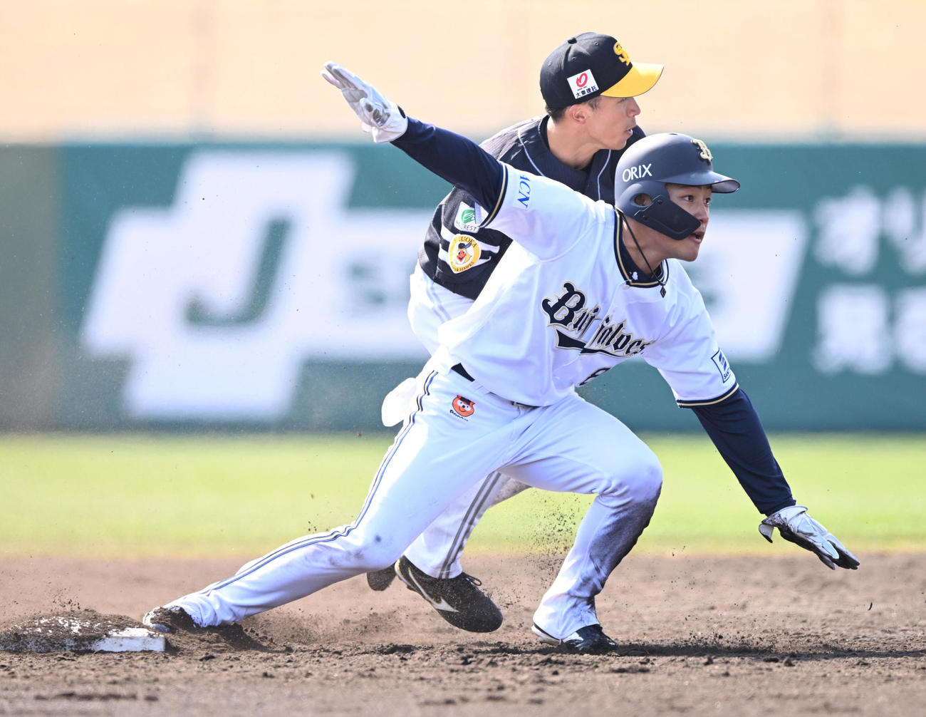 3回裏オリックス無死一塁、大里の二ゴロで二塁に滑り込む麦谷（撮影・和賀正仁）