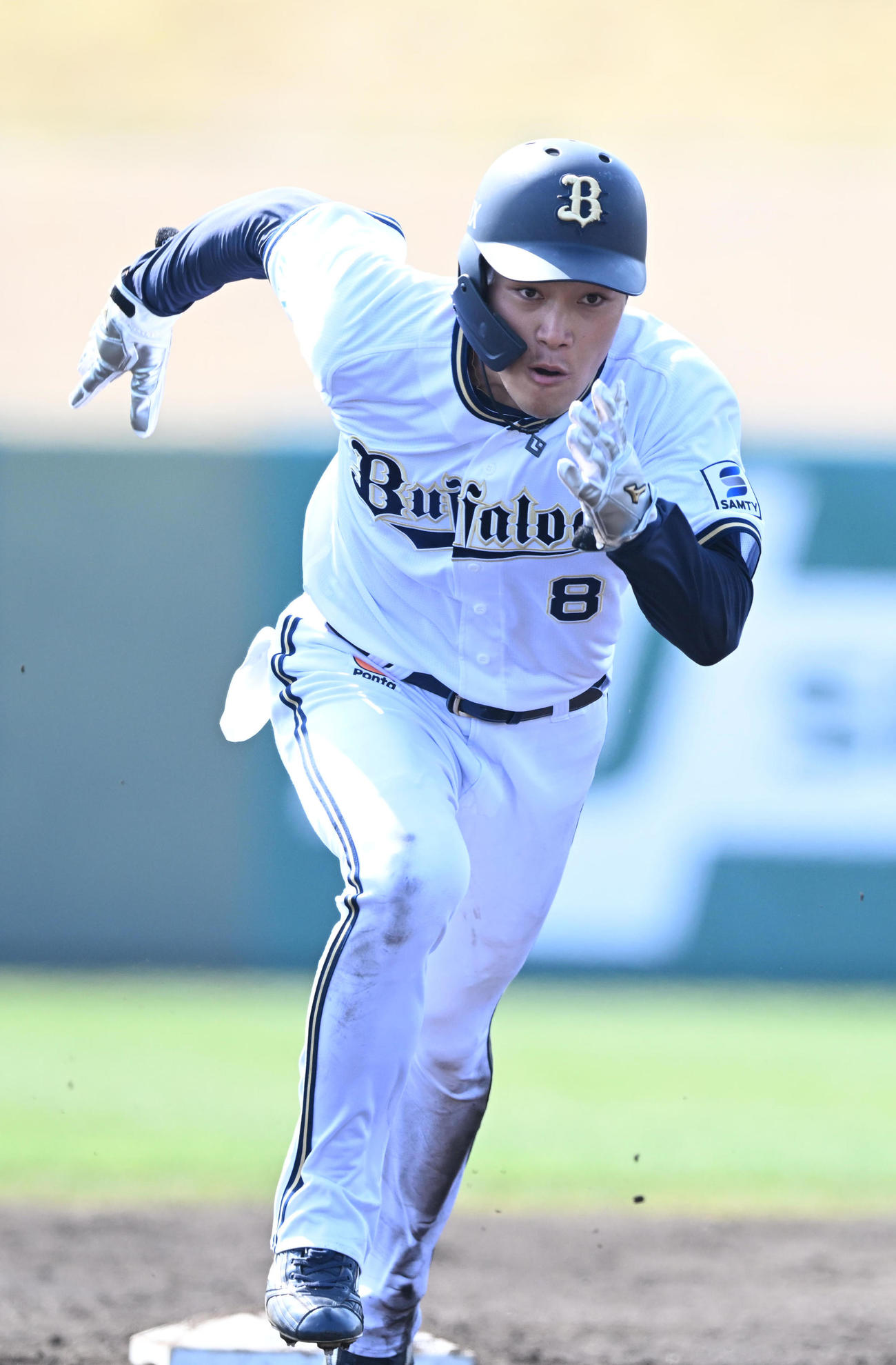 3回裏オリックス1死二塁、横山聖の右飛で三塁に進む麦谷（撮影・和賀正仁）