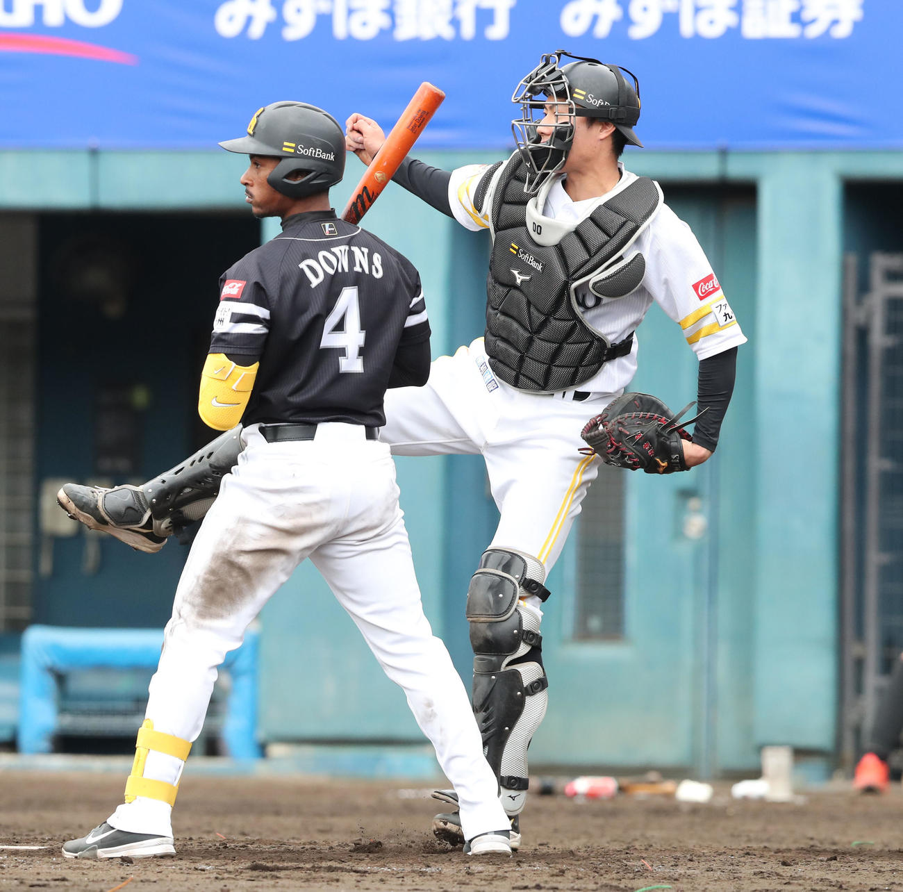 紅白戦　5回表紅1死一塁、打者・ダウンズのとき一塁走者の川村が二盗、渡辺は送球するが惜しくも間に合わず（撮影・梅根麻紀）