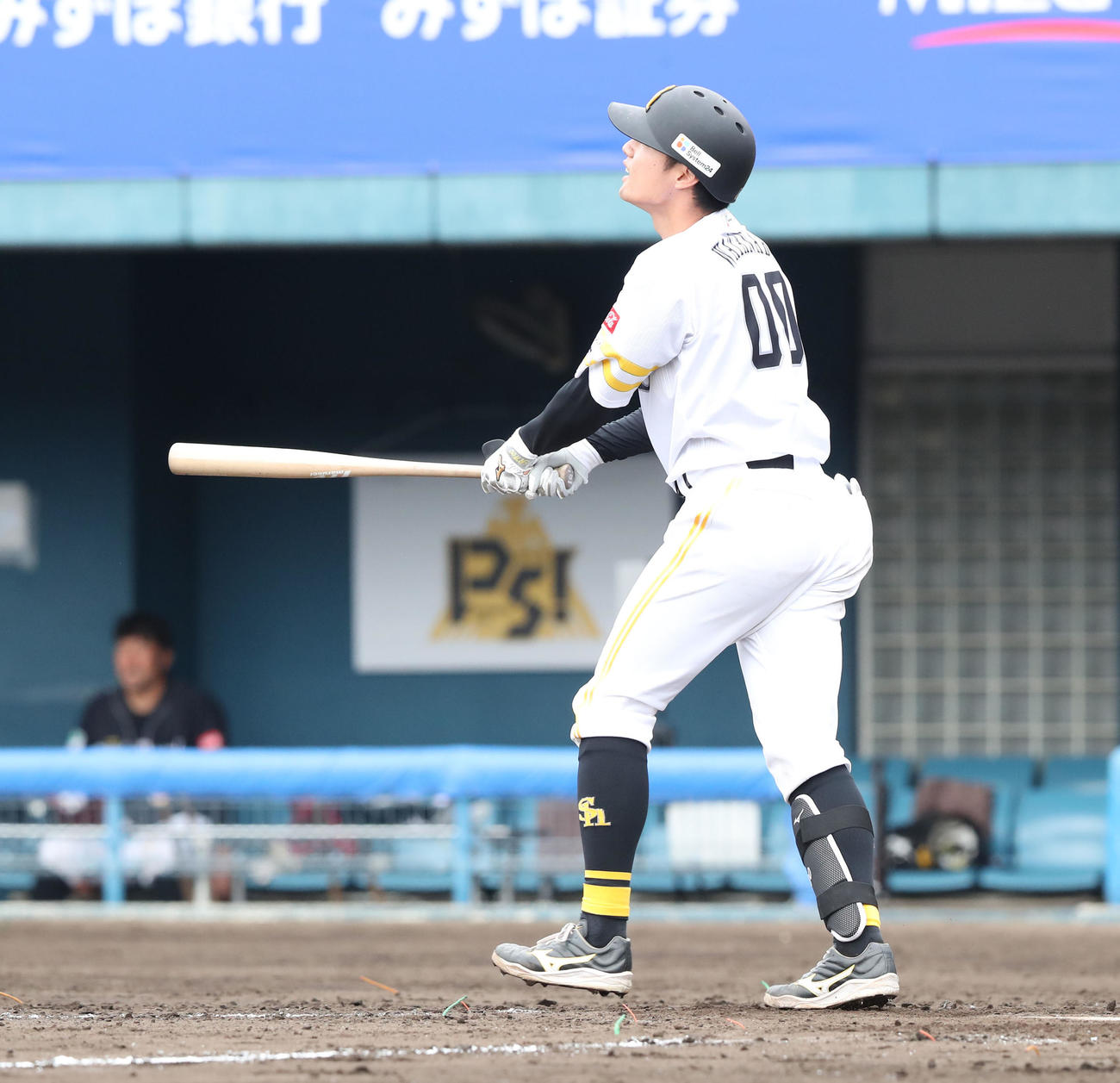 紅白戦　5回裏白1死、渡辺は右越え本塁打を放つ（撮影・梅根麻紀）