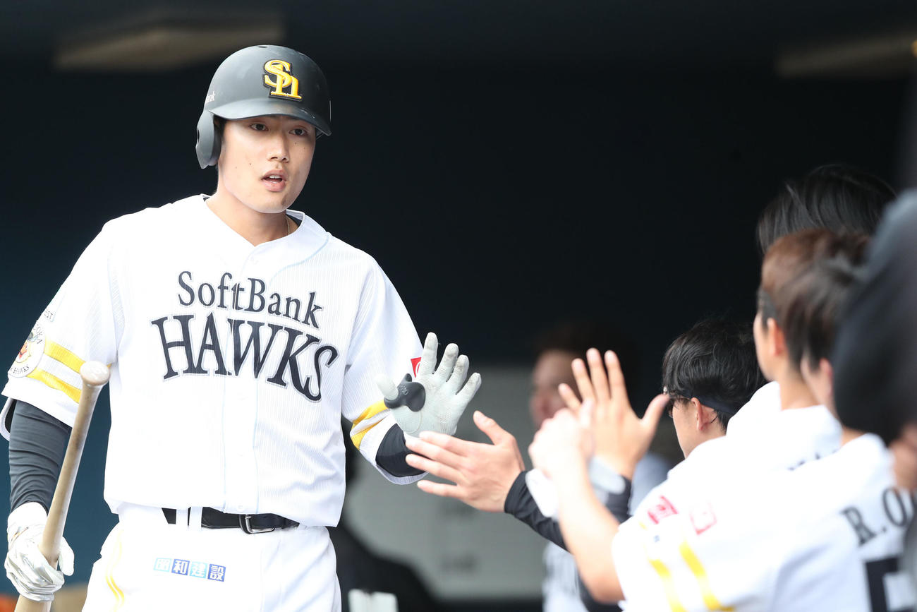 紅白戦　5回裏白1死、渡辺は右越え本塁打を放ちベンチのナインとハイタッチ（撮影・梅根麻紀）