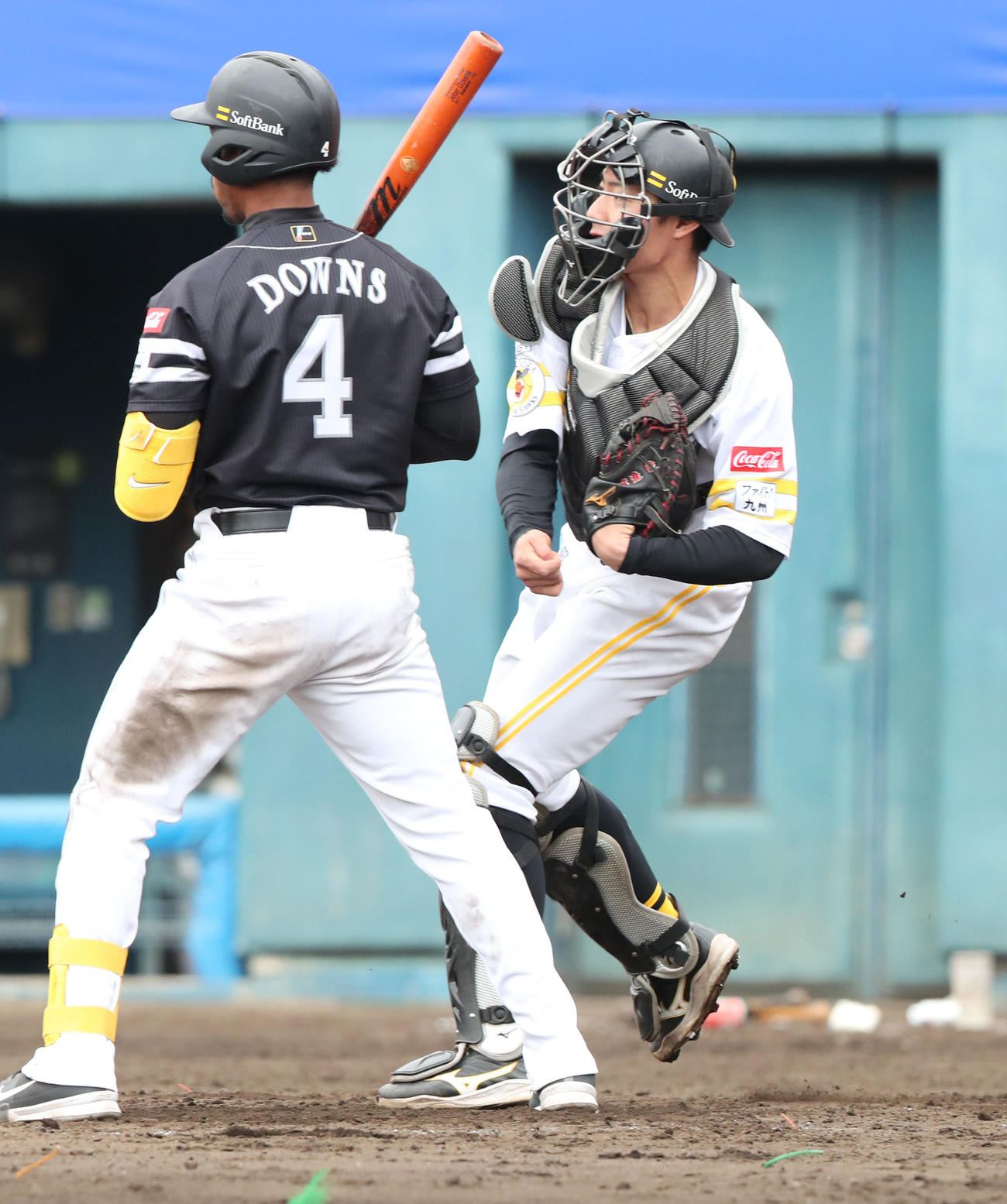 紅白戦　5回表紅1死一塁、打者・ダウンズのとき一塁走者の川村が二盗、渡辺は送球するが惜しくも間に合わず（撮影・梅根麻紀）