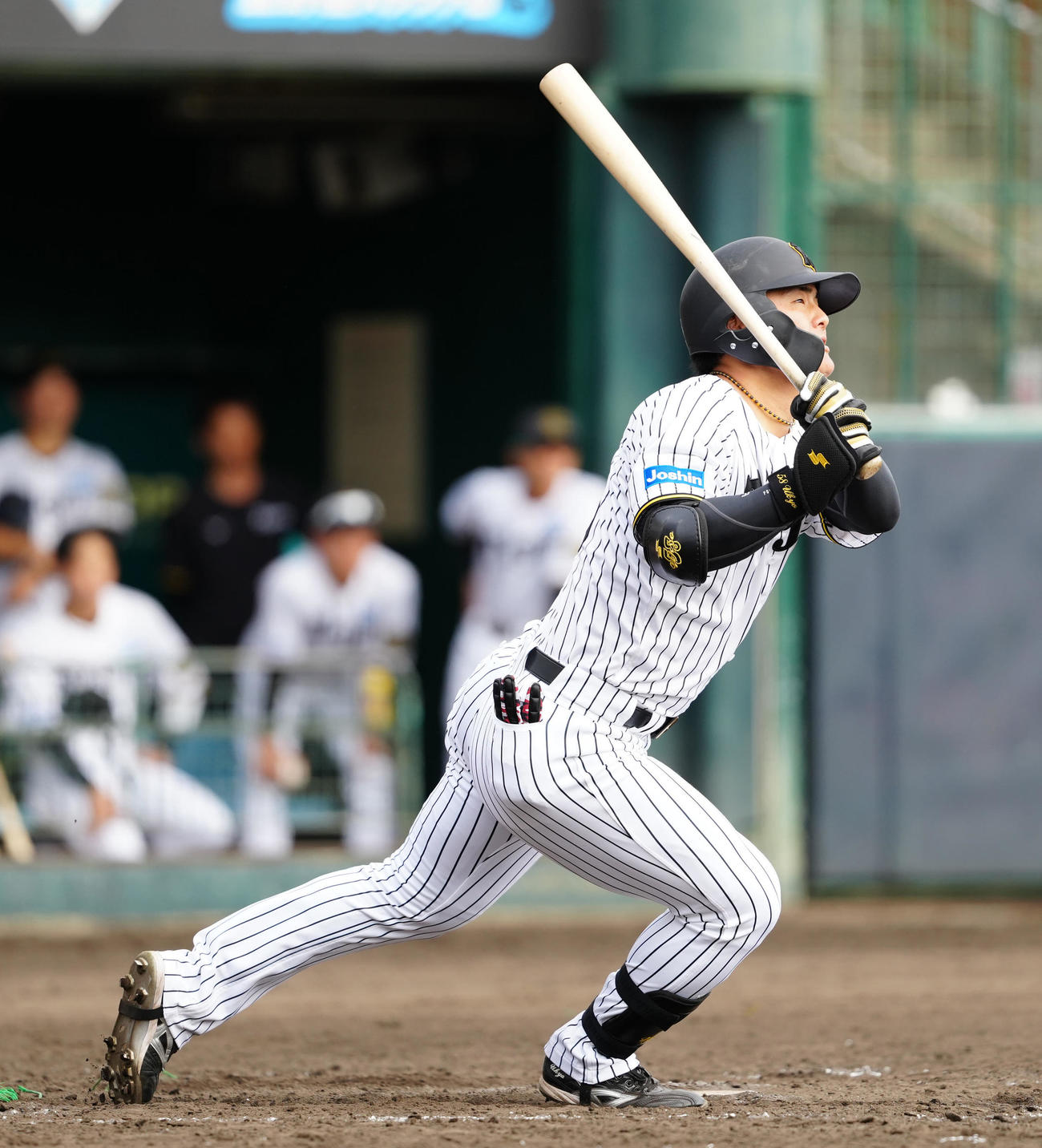 阪神対楽天　5回裏阪神2死一、二塁、3点本塁打を放つ前川（撮影・江口和貴）
