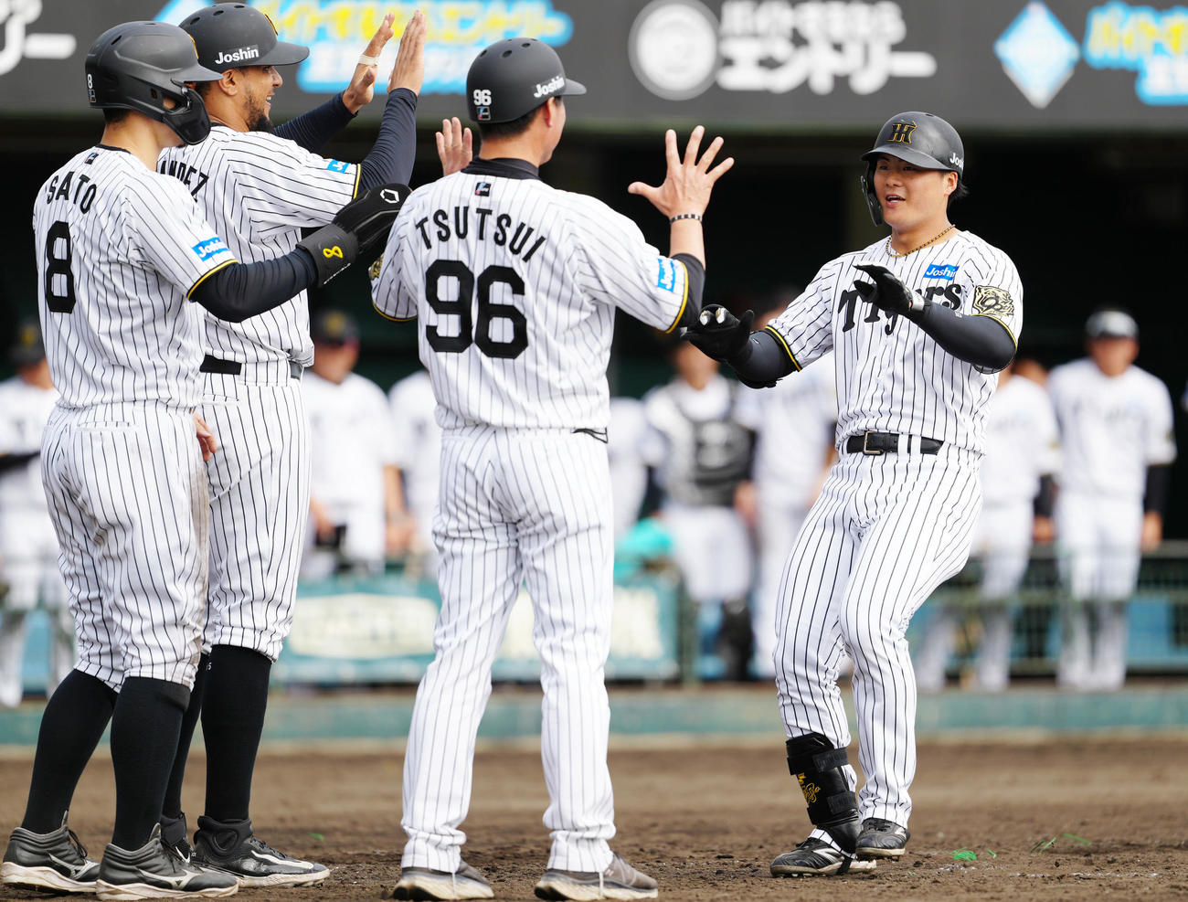 阪神対楽天　5回裏阪神2死一、二塁、3点本塁打を放ち生還する前川（右端）（撮影・江口和貴）
