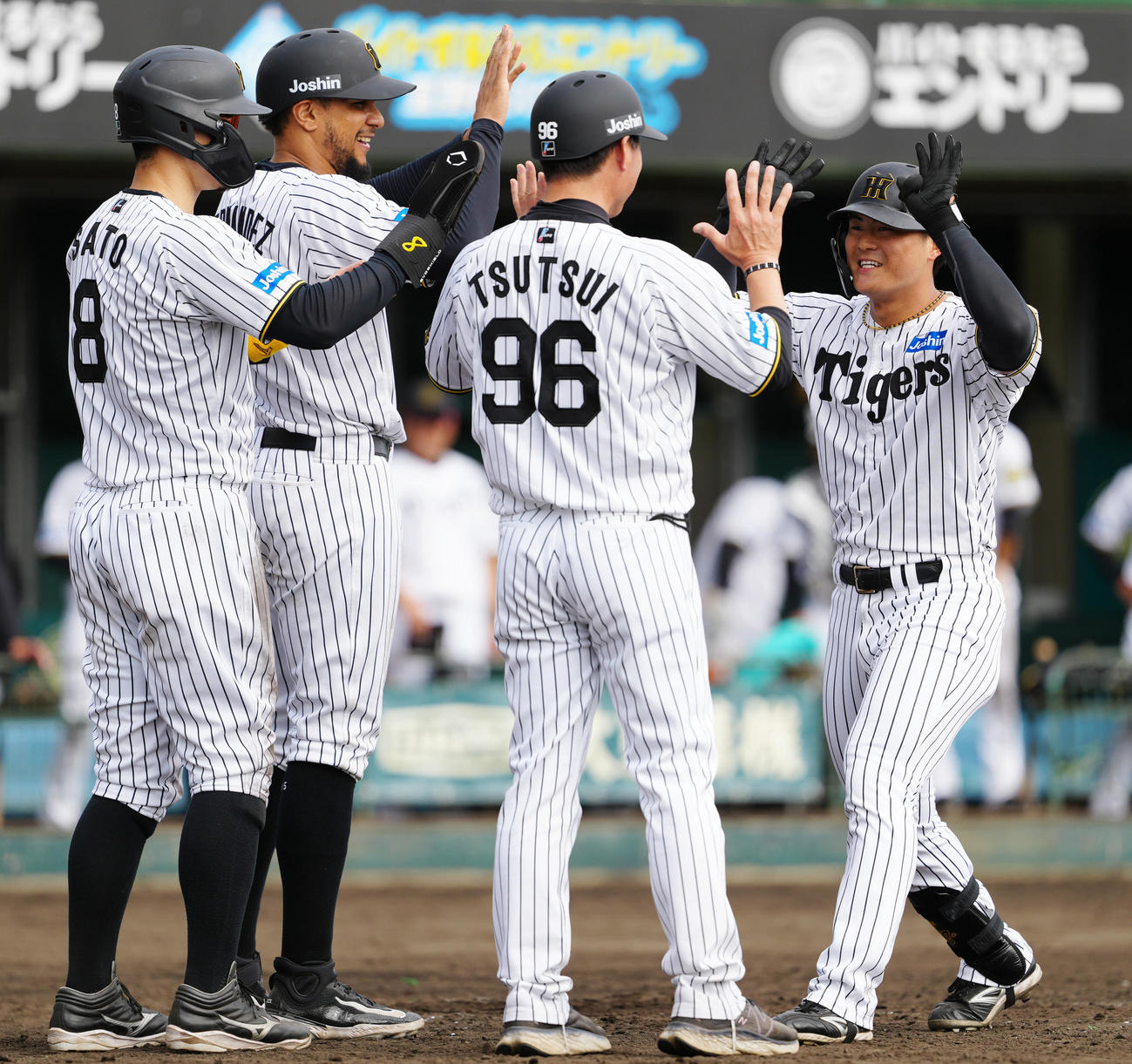 阪神対楽天　5回裏阪神2死一、二塁、3点本塁打を放ち生還する前川（右端）（撮影・江口和貴）