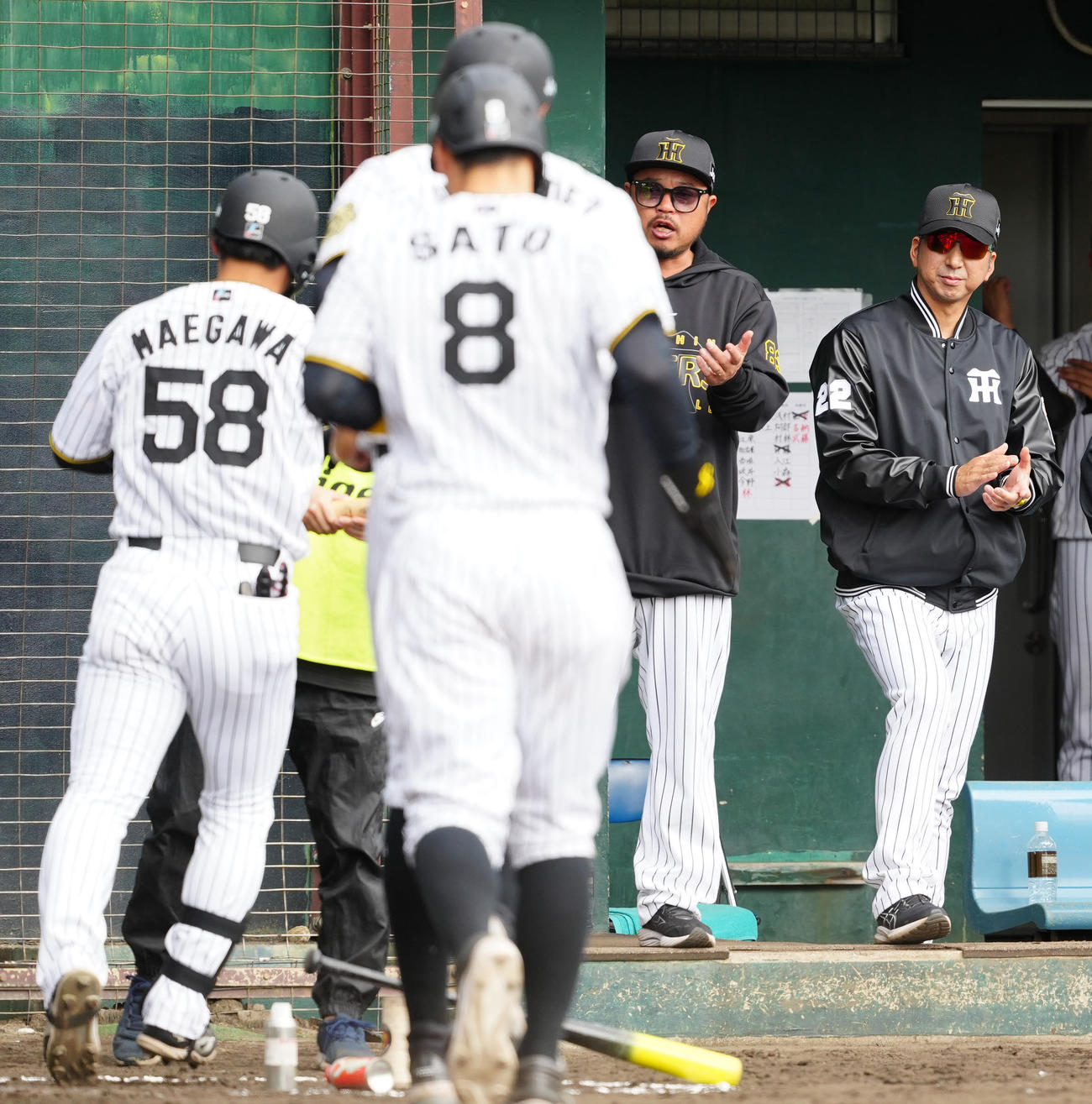 阪神対楽天　5回裏阪神2死一、二塁、3点本塁打を放った前川（左端）を迎える藤川監督（右端）（撮影・江口和貴）