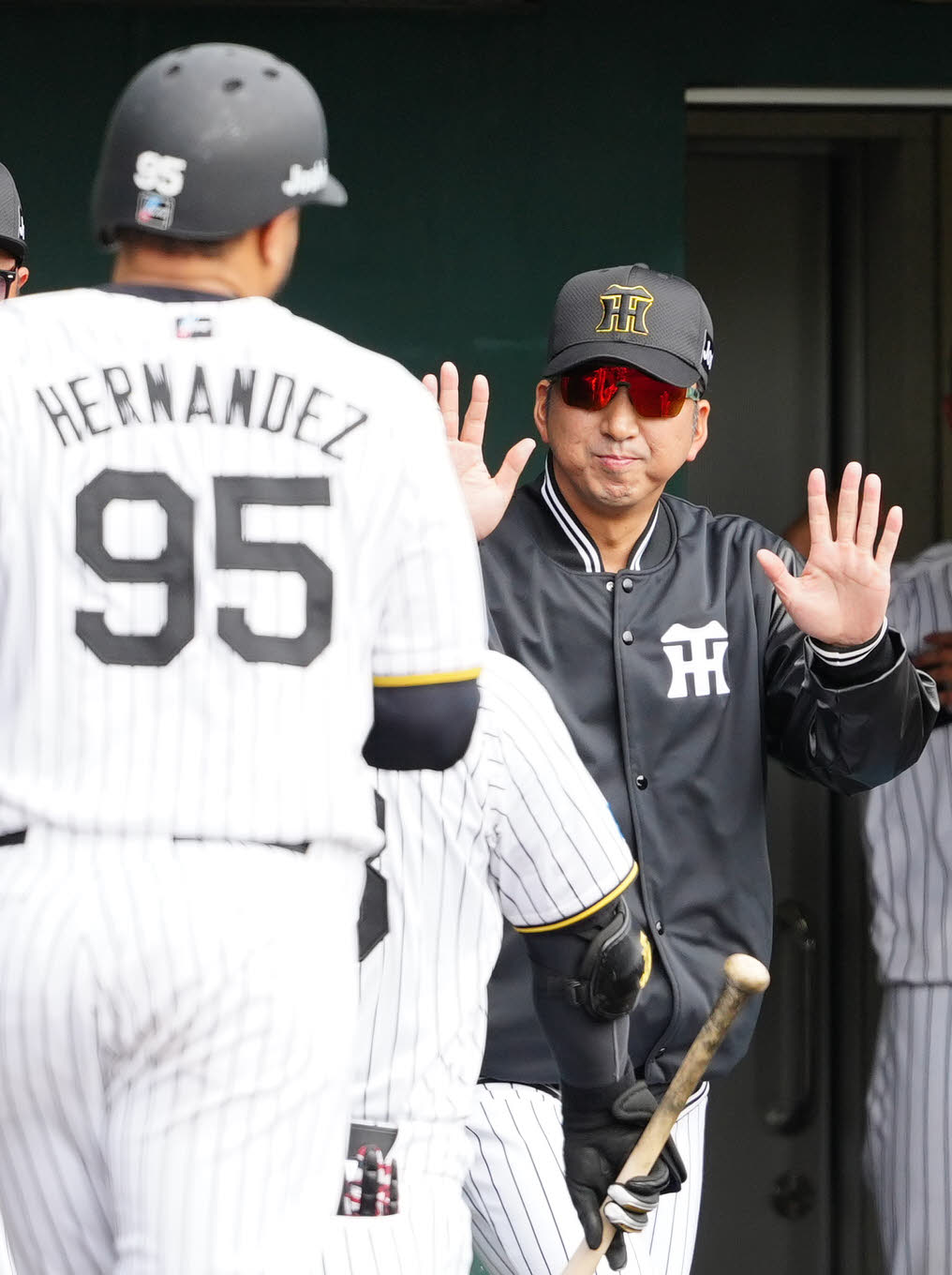 阪神対楽天　5回裏阪神2死一、二塁、3点本塁打を放った前川を迎える藤川監督（撮影・江口和貴）