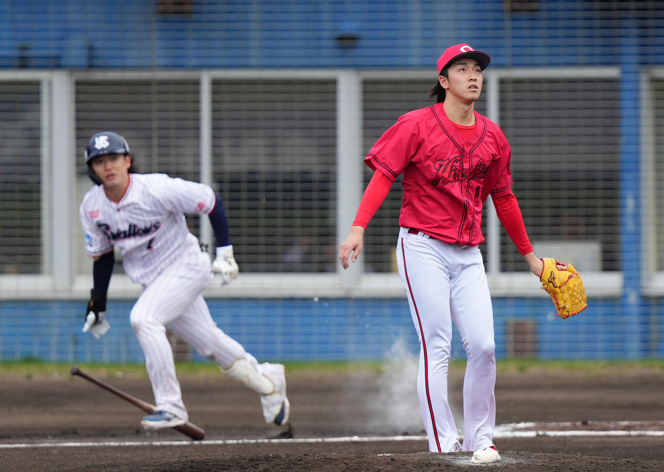 ヤクルト対広島　1回裏ヤクルト無死、長岡（左）に左前打を浴びる常広（撮影・横山健太）