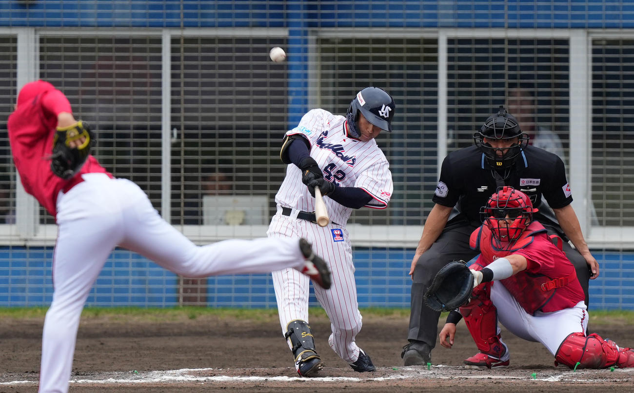 ヤクルト対広島　8回裏ヤクルト1死二塁、右越え2点本塁打を放つ沢井。投手益田（撮影・横山健太）