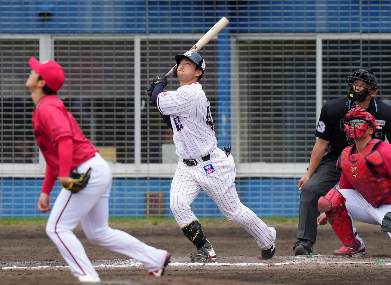 ヤクルト対広島　8回裏ヤクルト1死二塁、右越え2点本塁打を放つ沢井。投手益田（撮影・横山健太）