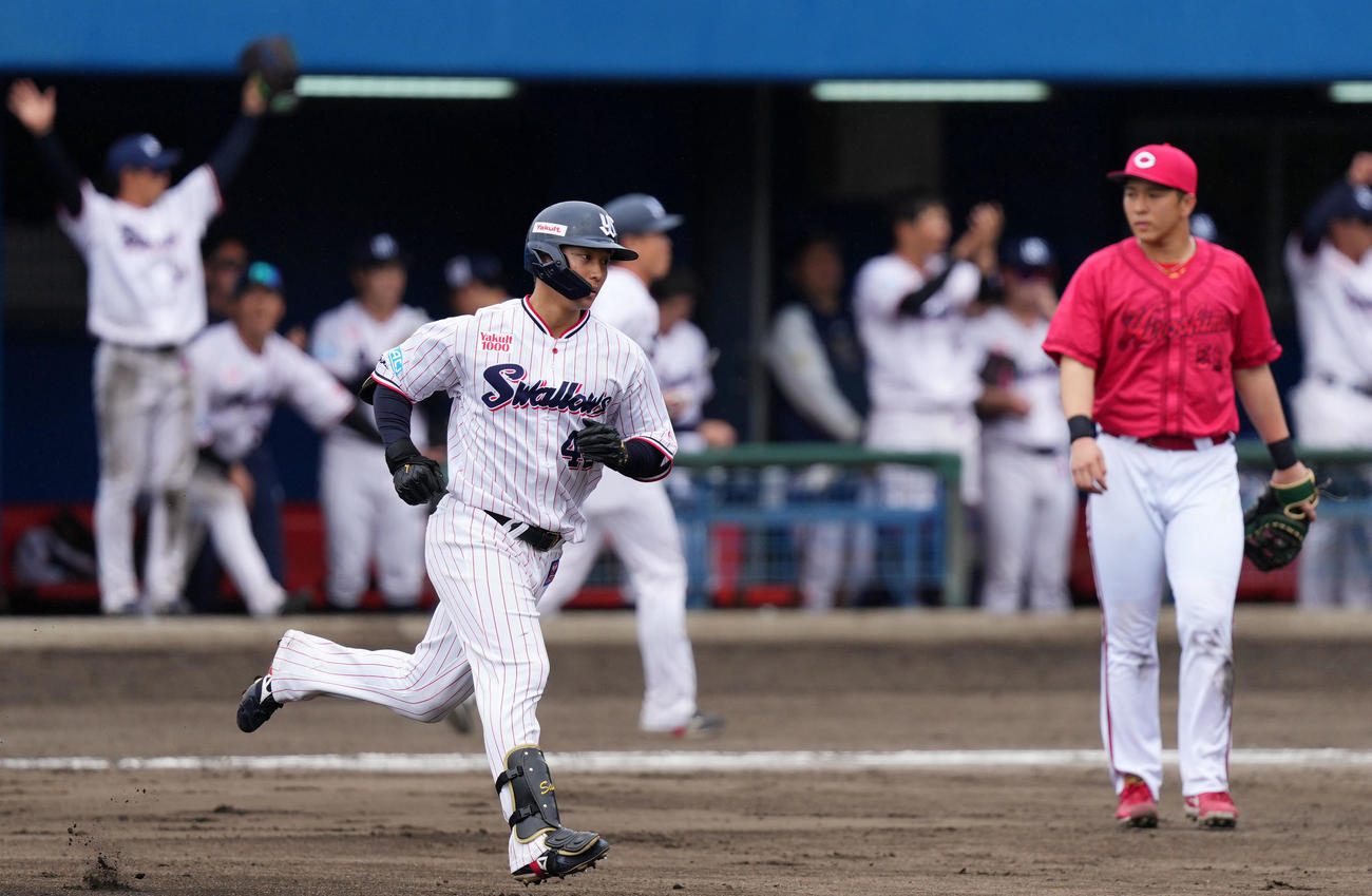 ヤクルト対広島　8回裏ヤクルト1死二塁、右越え2点本塁打を放ち一塁をまわる沢井（撮影・横山健太）
