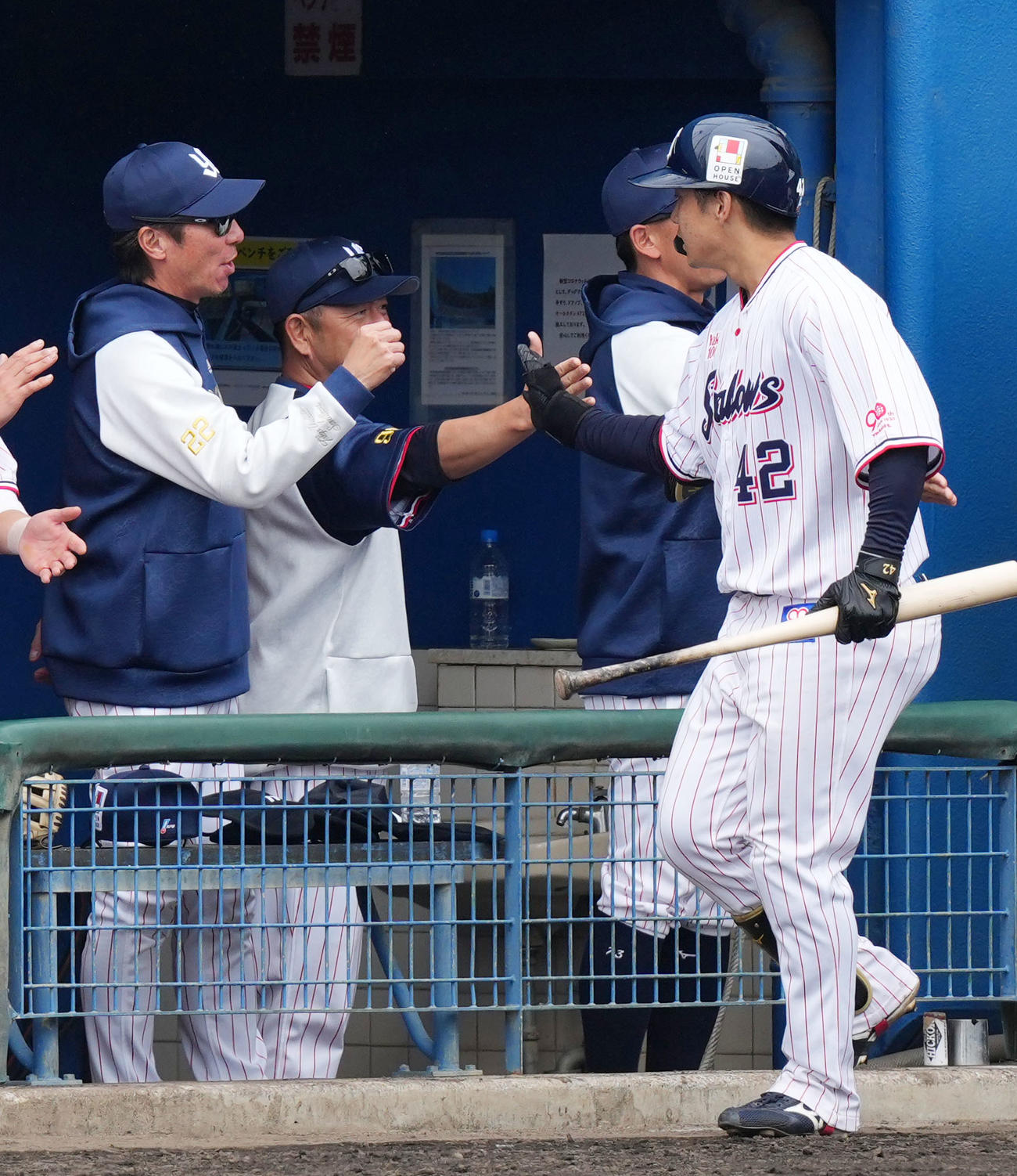 ヤクルト対広島　8回裏ヤクルト1死二塁、右越え2点本塁打を放った沢井（右）をタッチで迎える高津監督（撮影・横山健太）