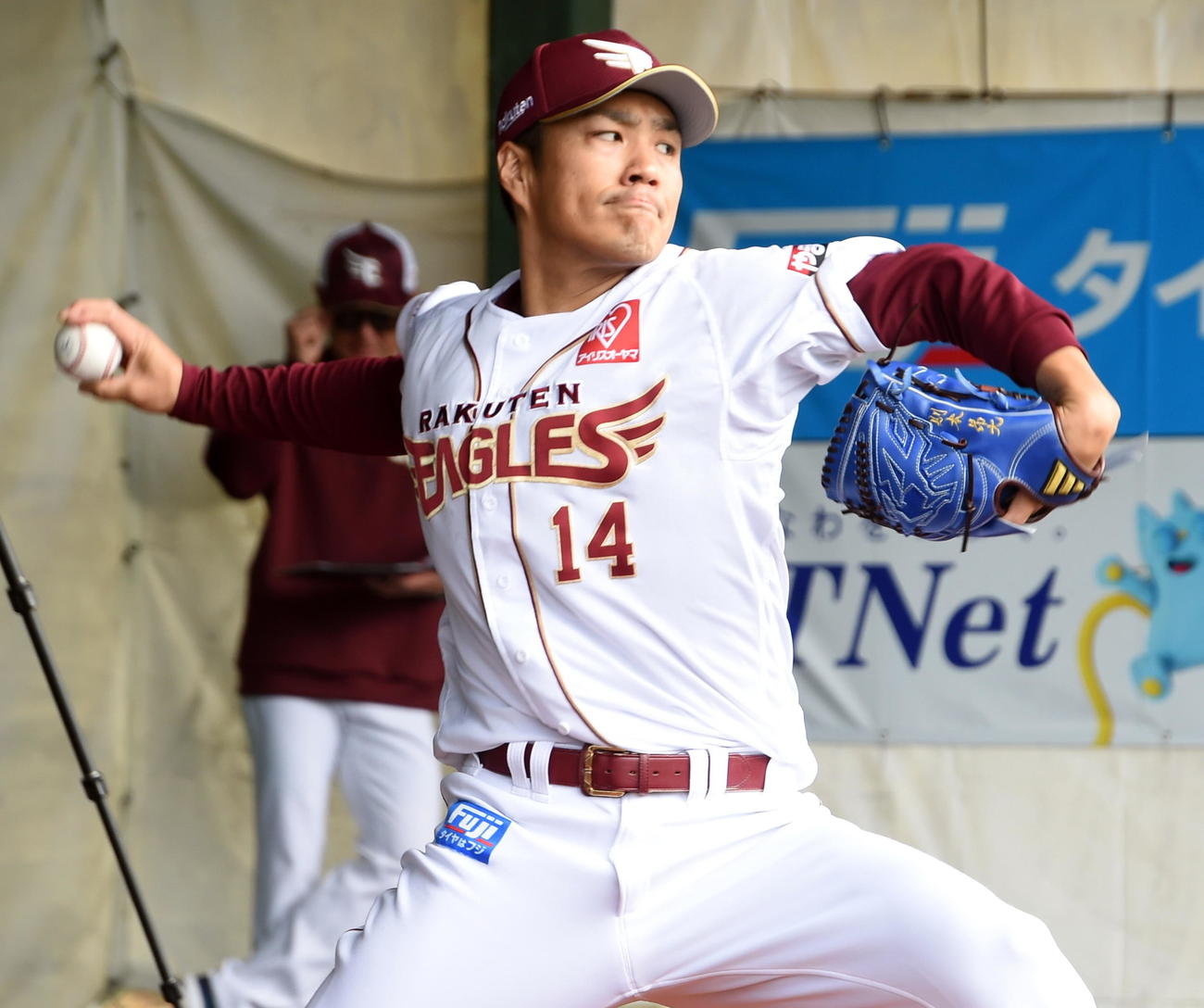 ブルペンで投げ込む楽天則本（撮影・山田愛斗）