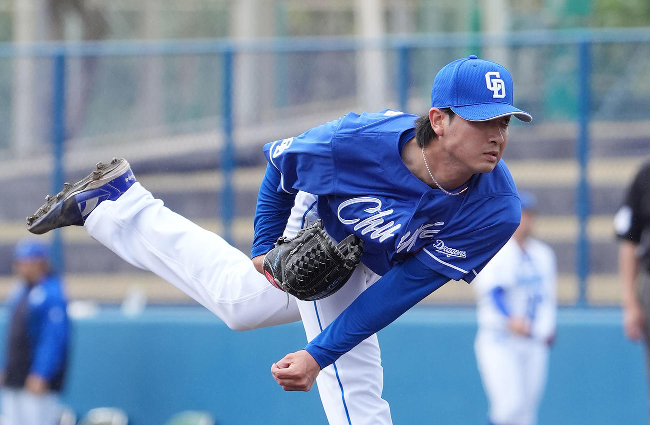 DeNA対中日　6回裏、中日3番手で登板する吉田（撮影・森本幸一）