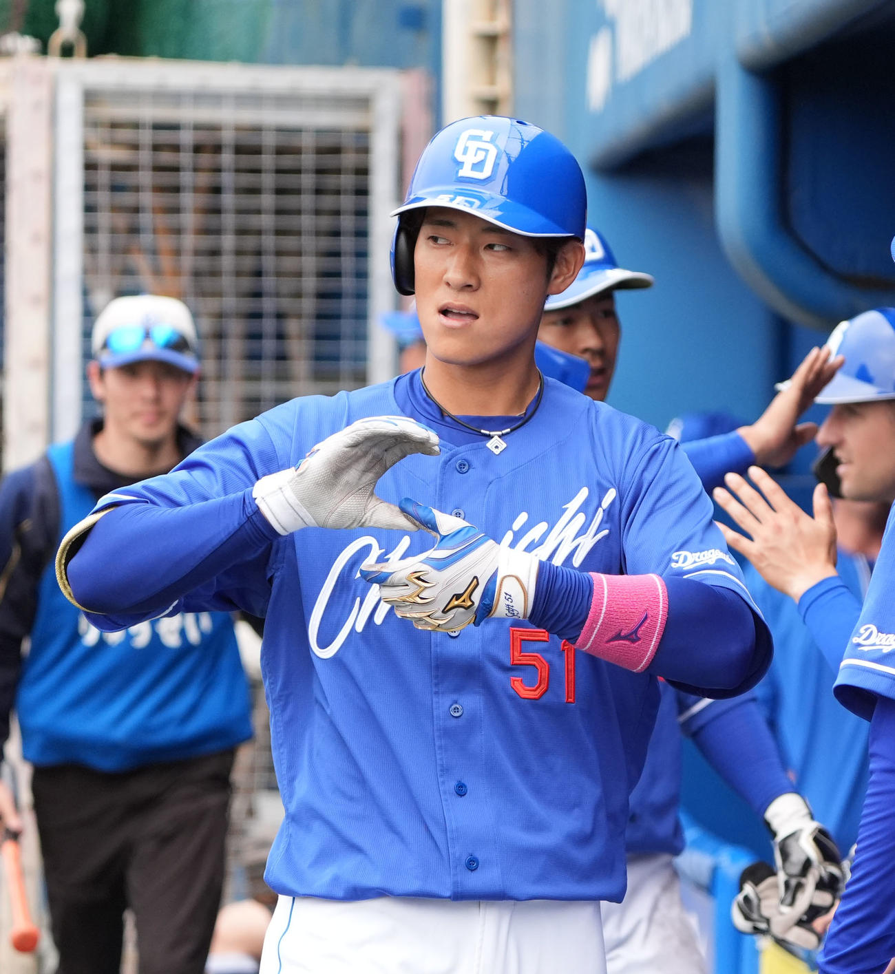 DeNA対中日　1回表中日無死一塁、右越え2点本塁打を放ちポーズを決める上林（撮影・森本幸一）