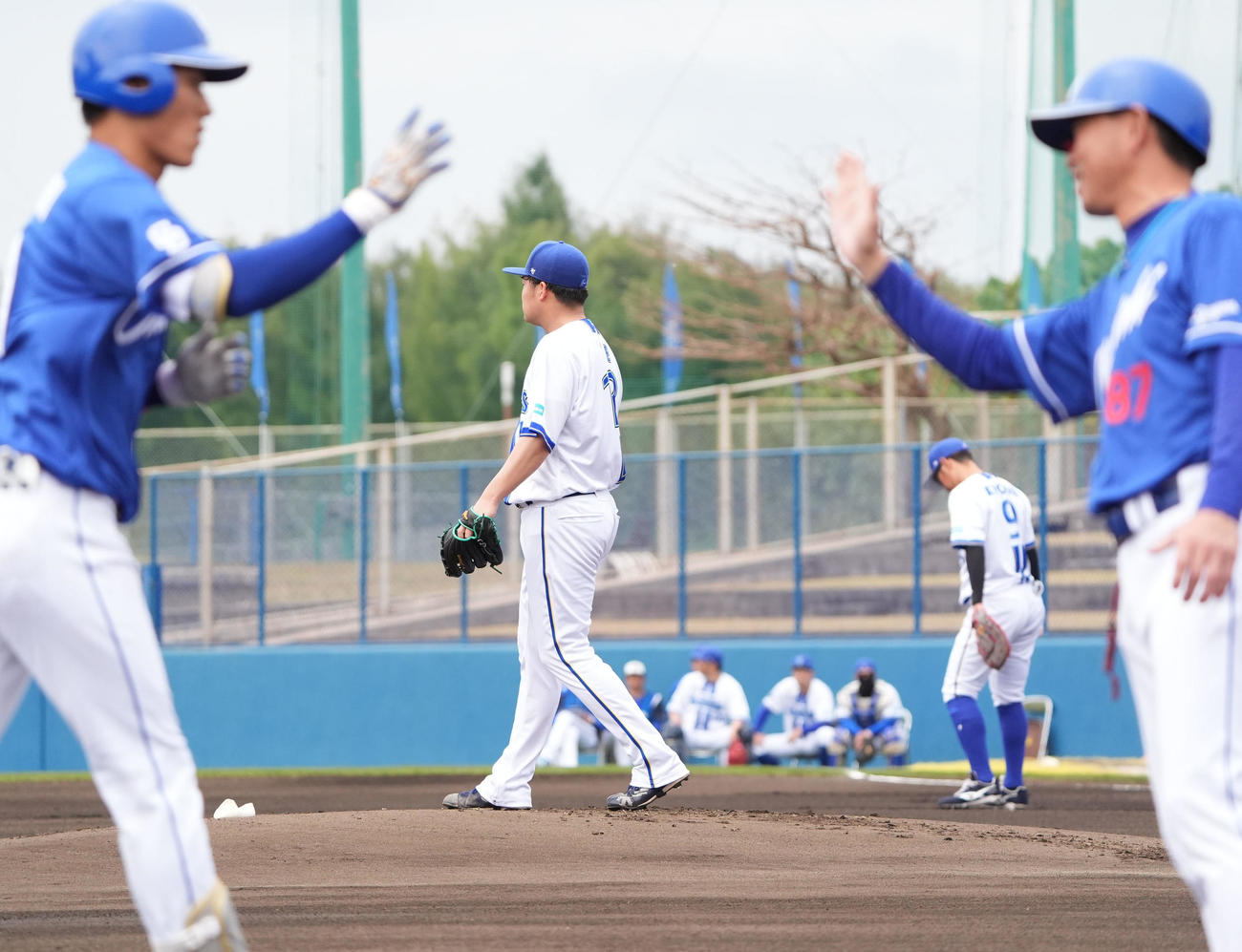 DeNA対中日　1回表中日無死一塁、上林に右越え2点本塁打を打たれた伊勢（中央）（撮影・森本幸一）