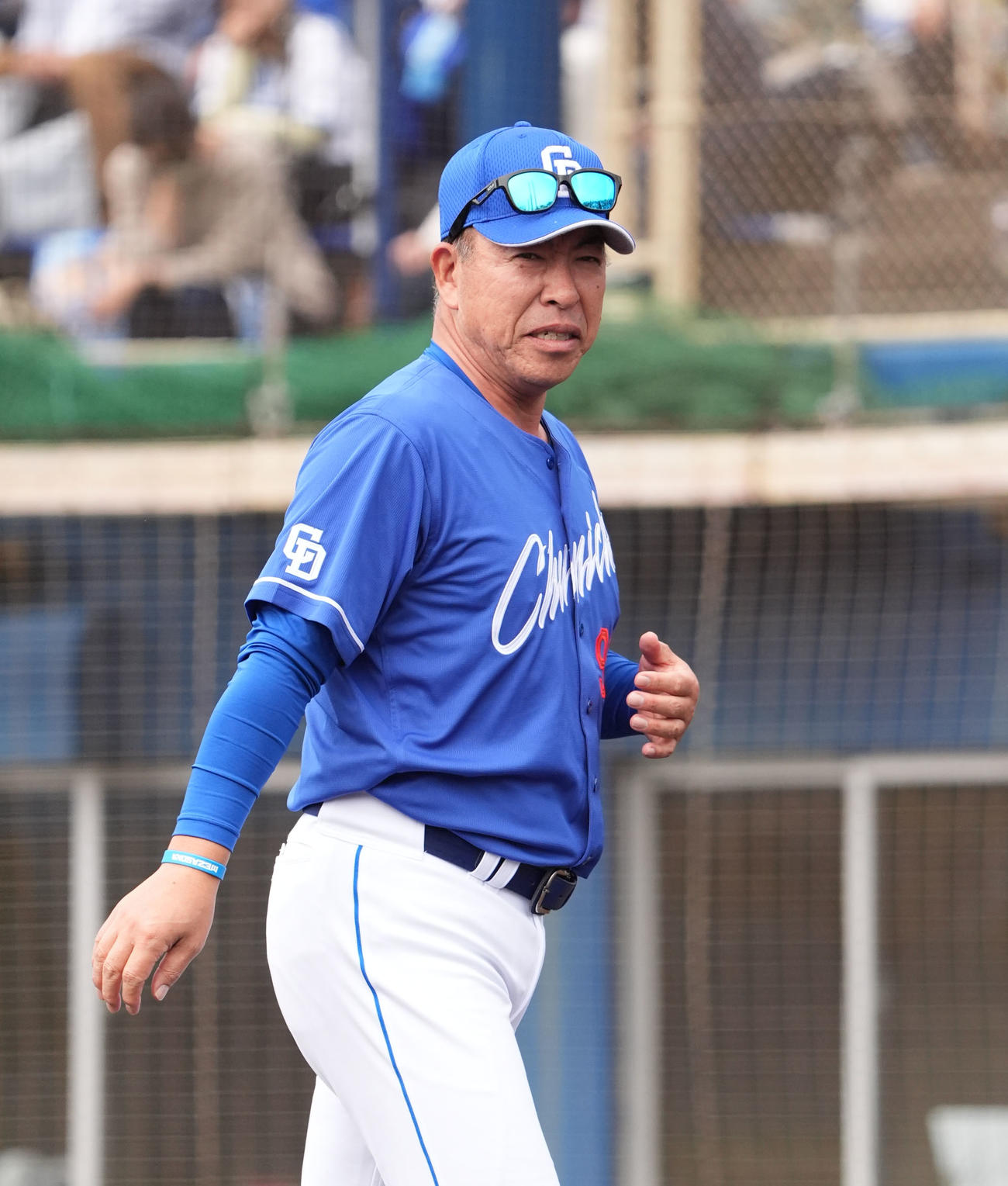 DeNA対中日　4回表終了、選手交代を告げベンチへ戻る井上監督（撮影・森本幸一）