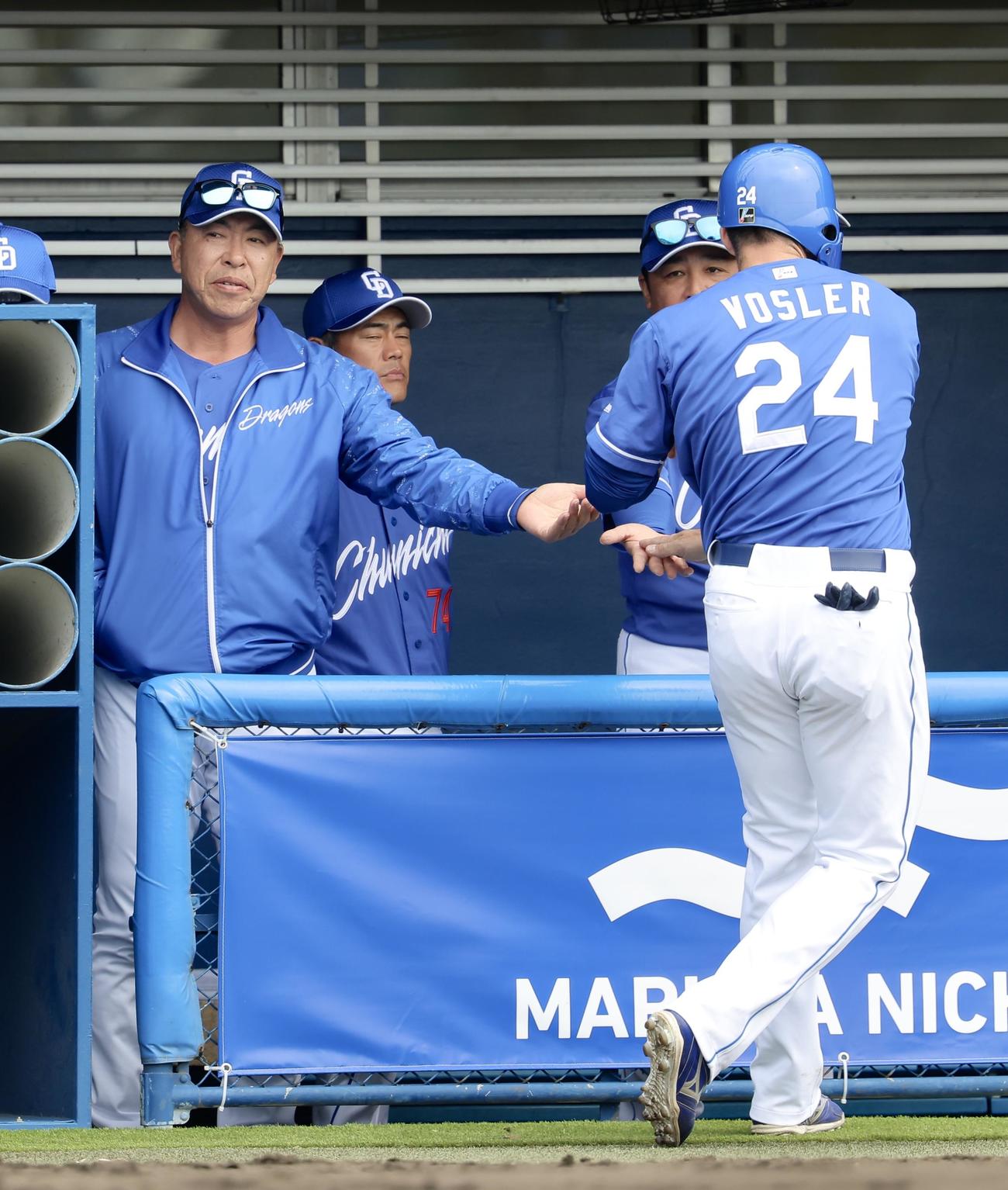 DeNA対中日　4回表中日無死二塁、津田の送りバントで生還するボスラー（右）を迎える井上監督（撮影・河田真司）