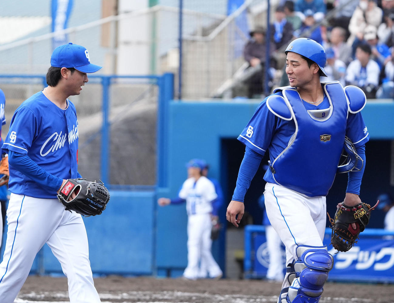 DeNA対中日　6回終了、石伊と言葉を交わしベンチへ戻る吉田（左）（撮影・森本幸一）
