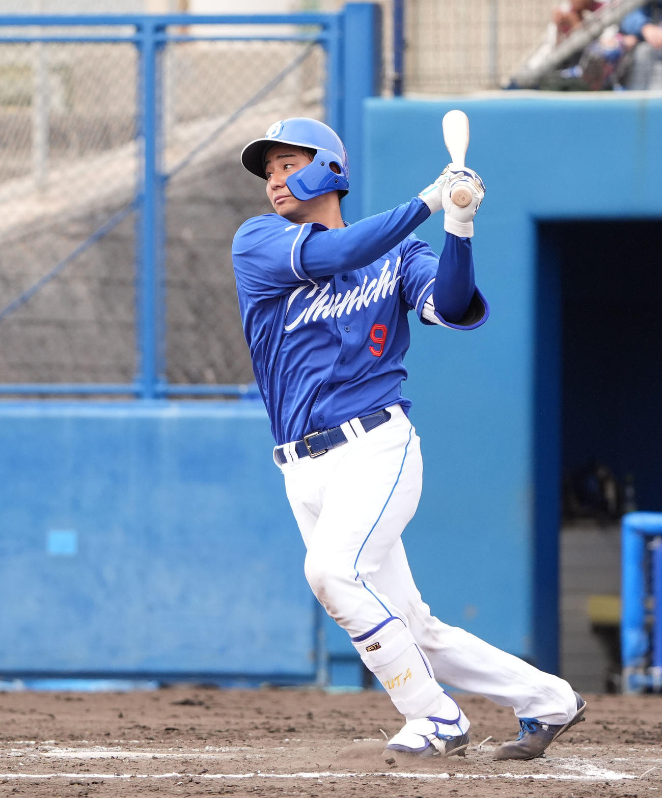 DeNA対中日　4回表中日無死一、三塁、左犠飛を放つ石伊（撮影・森本幸一）