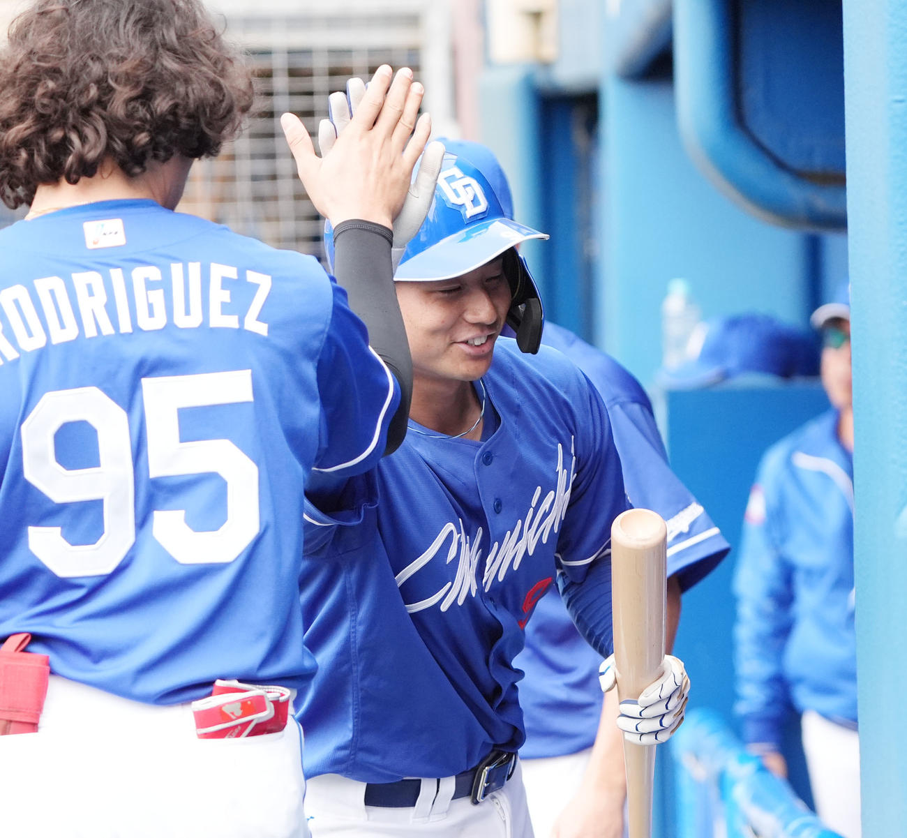 DeNA対中日　4回表中日無死一、三塁、左犠飛を放ちナインとタッチを交わす石伊（右）（撮影・森本幸一）