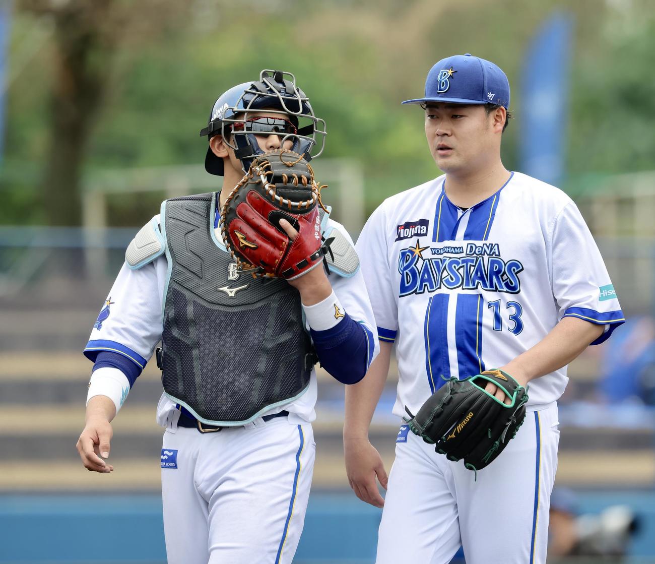 DeNA対中日　2回表を抑え言葉を交わす山本（左）と伊勢（撮影・河田真司）