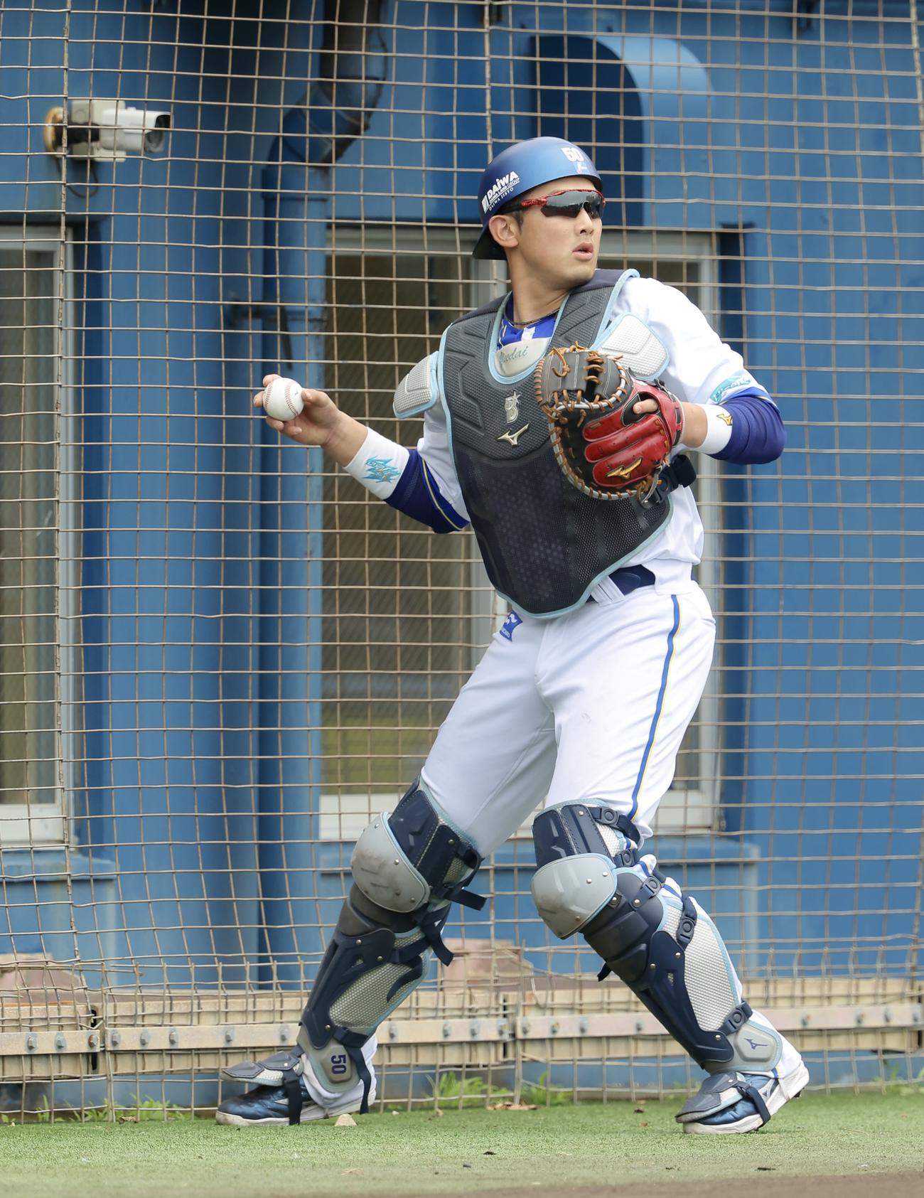 DeNA対中日　3回表中日1死、鵜飼を補邪飛に抑える山本（撮影・河田真司）