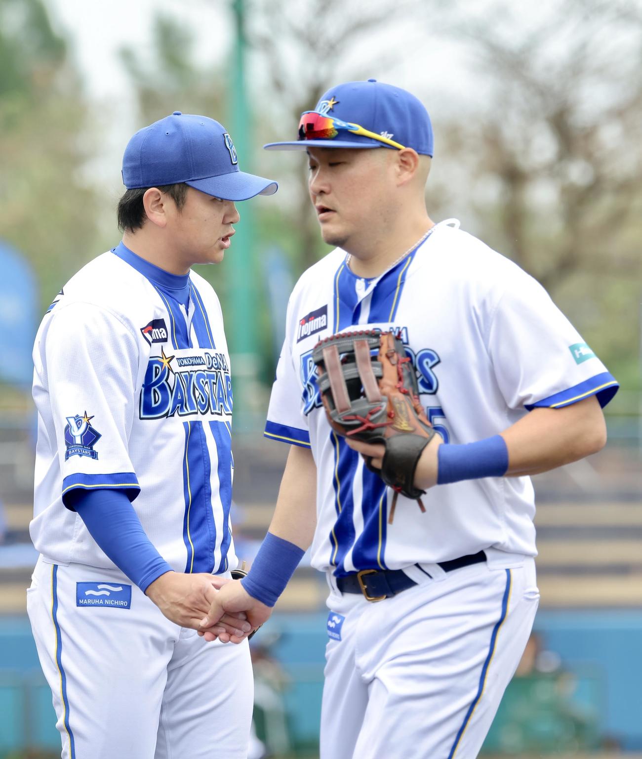 DeNA対中日　3回表を抑え、筒香嘉智（右）らナインを迎える山崎（撮影・河田真司）