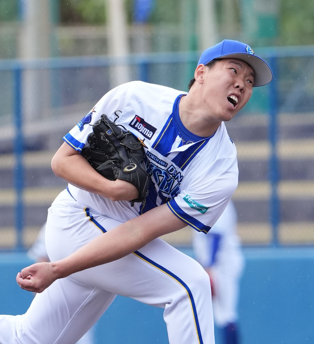 DeNA対中日　6回表、DeNA5番手で登板する松本隆（撮影・森本幸一）